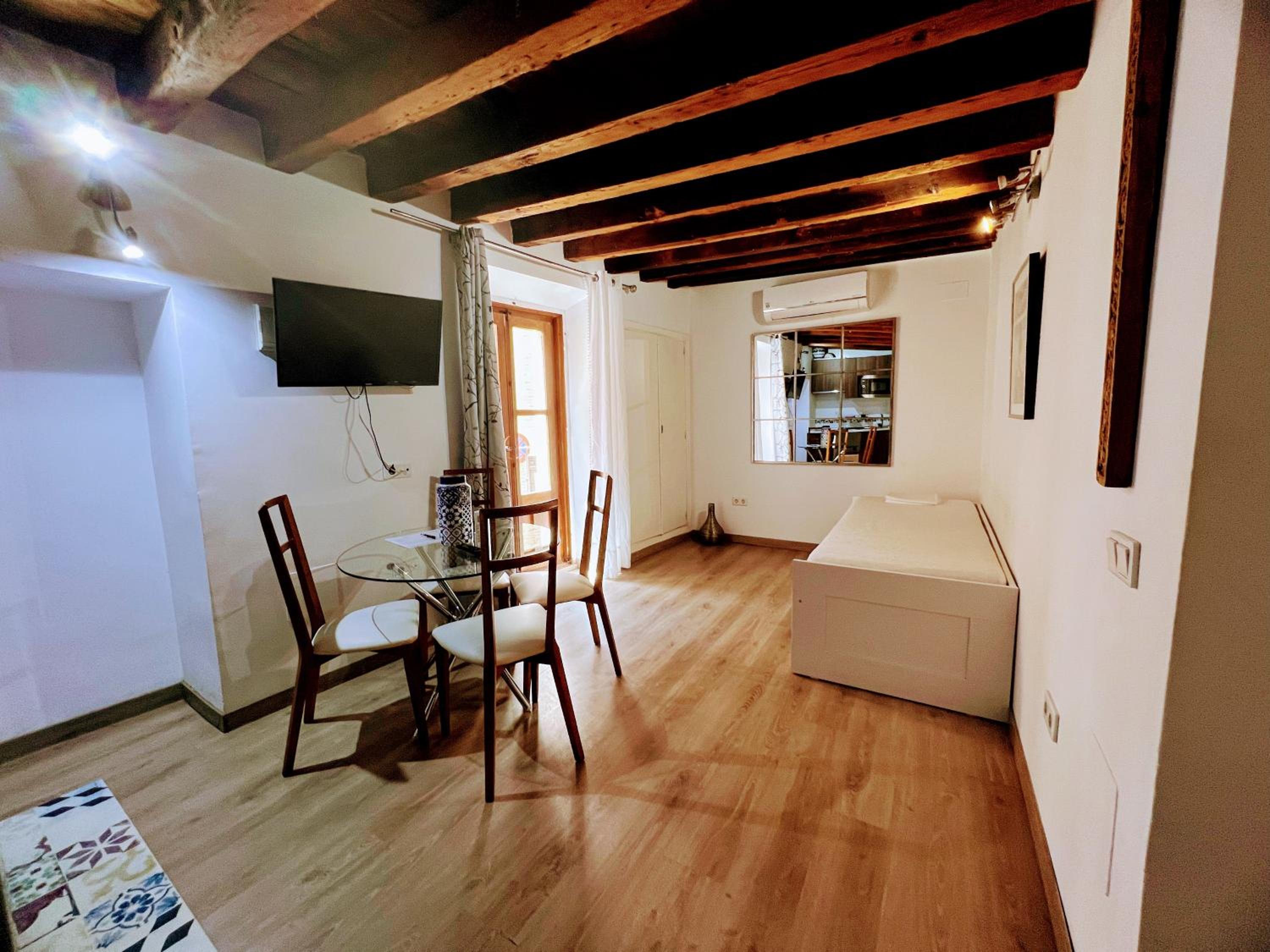 Double Room with Street View - Photo 3
