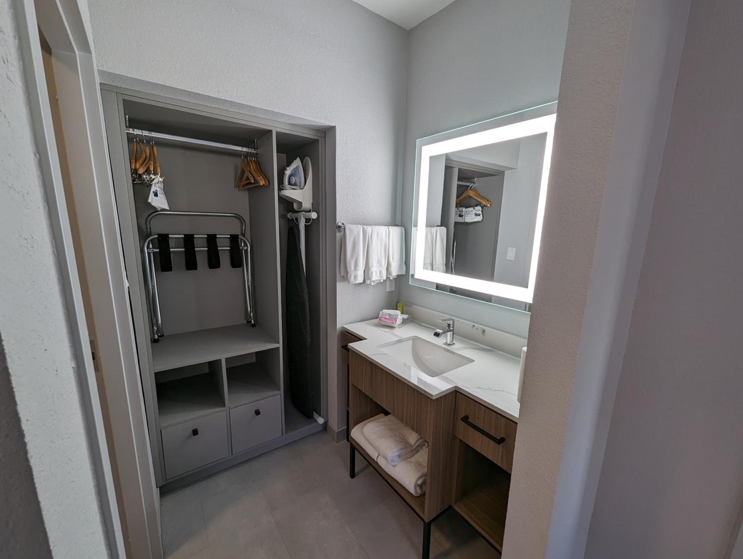 King Suite - Hearing Access/Non-Smoking - Photo 6