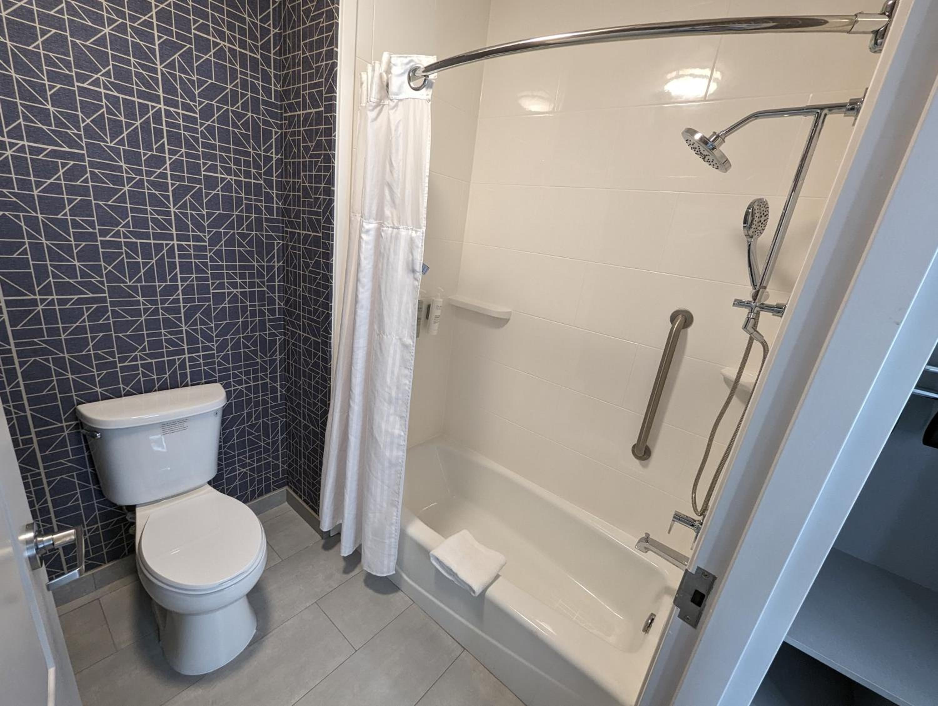 One-Bedroom Queen Suite with Two Queen Beds - Non-Smoking - Photo 11