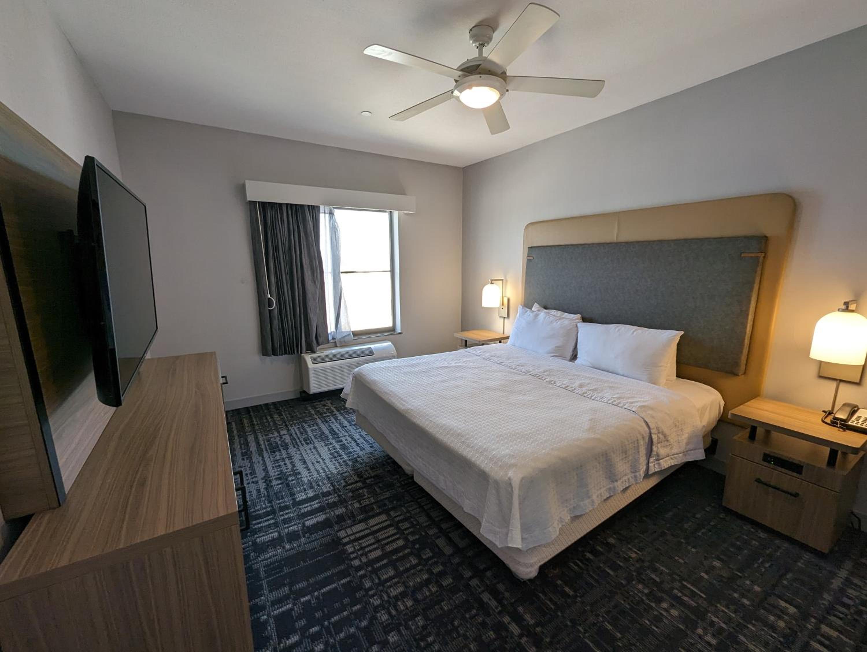 One-Bedroom King Suite - Non-Smoking - Photo 3