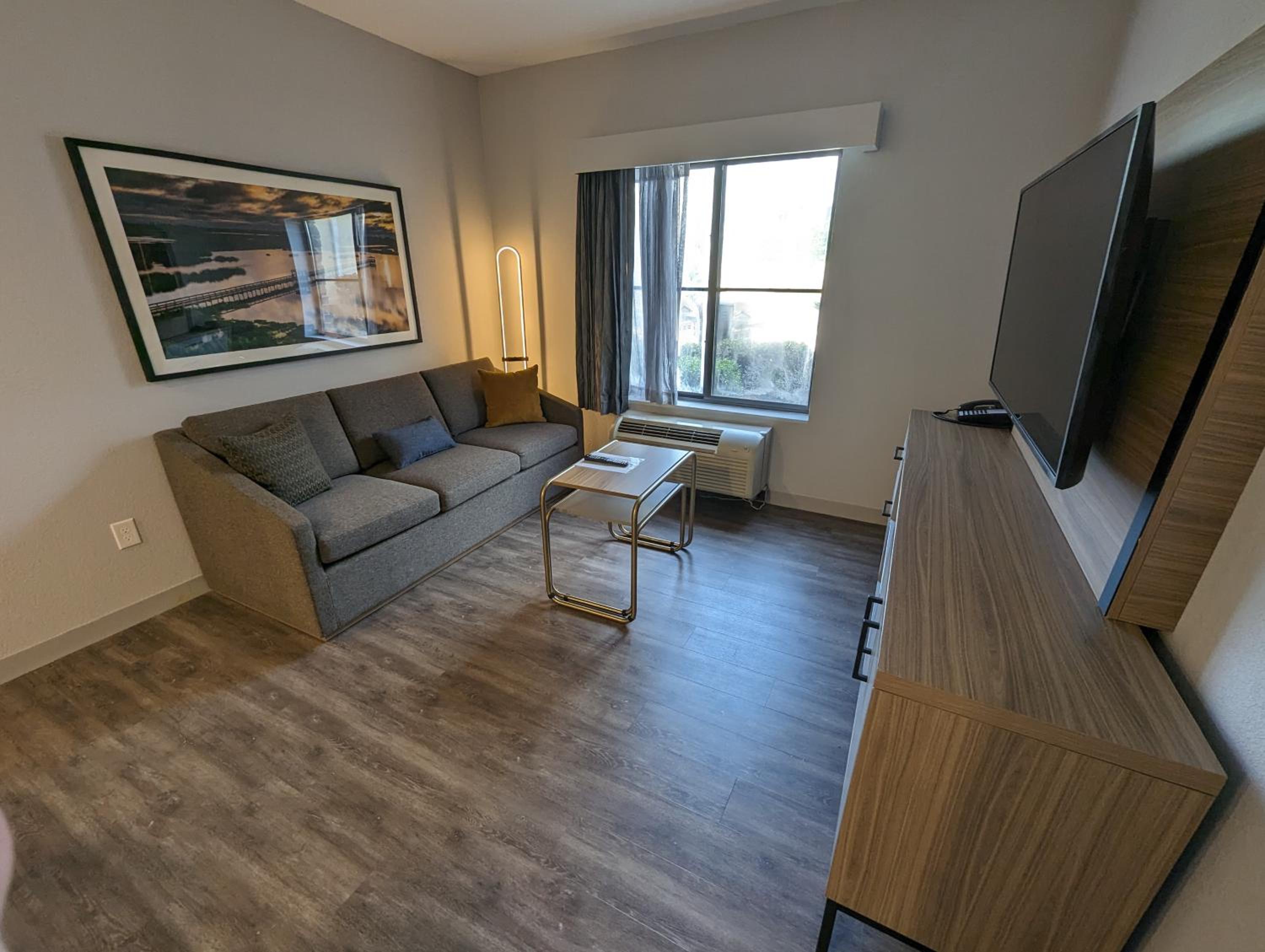 King Suite - Hearing Access/Non-Smoking - Photo 1