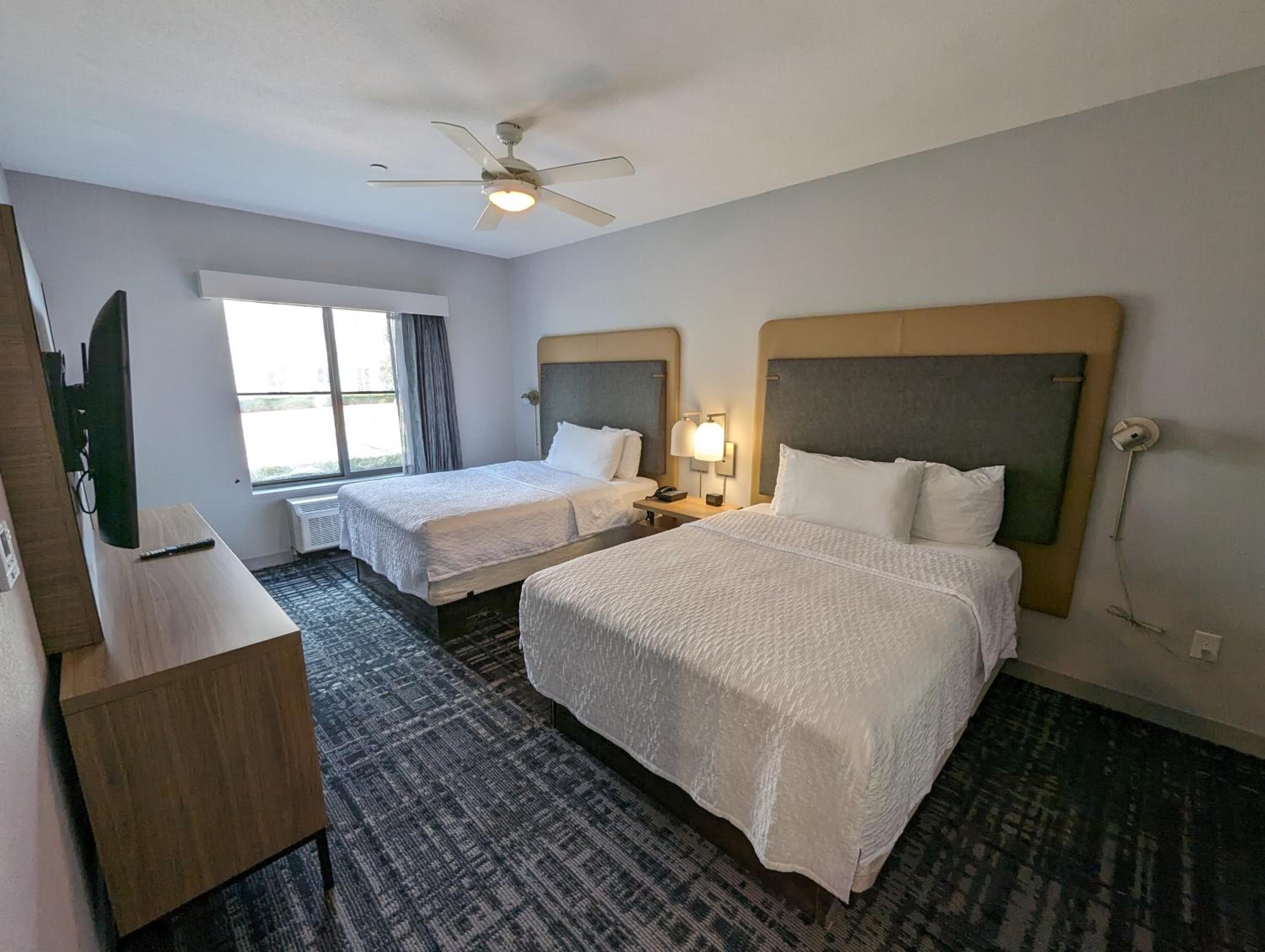 One-Bedroom Queen Suite with Two Queen Beds - Non-Smoking - Photo 6