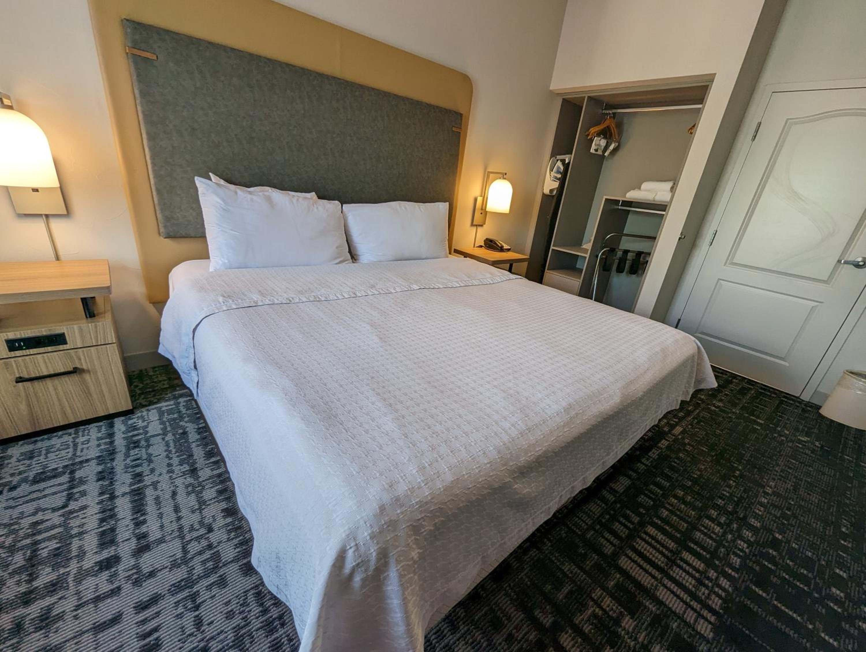 One-Bedroom King Suite - Non-Smoking - Photo 5