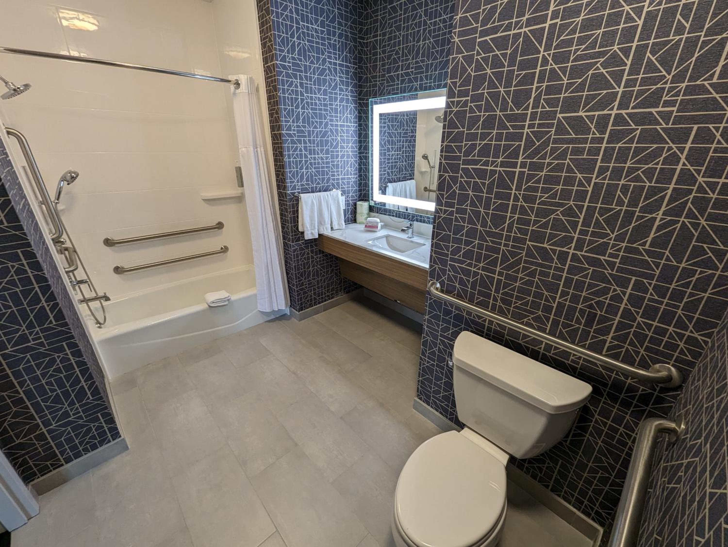 King Suite - Hearing Access/Non-Smoking - Photo 4