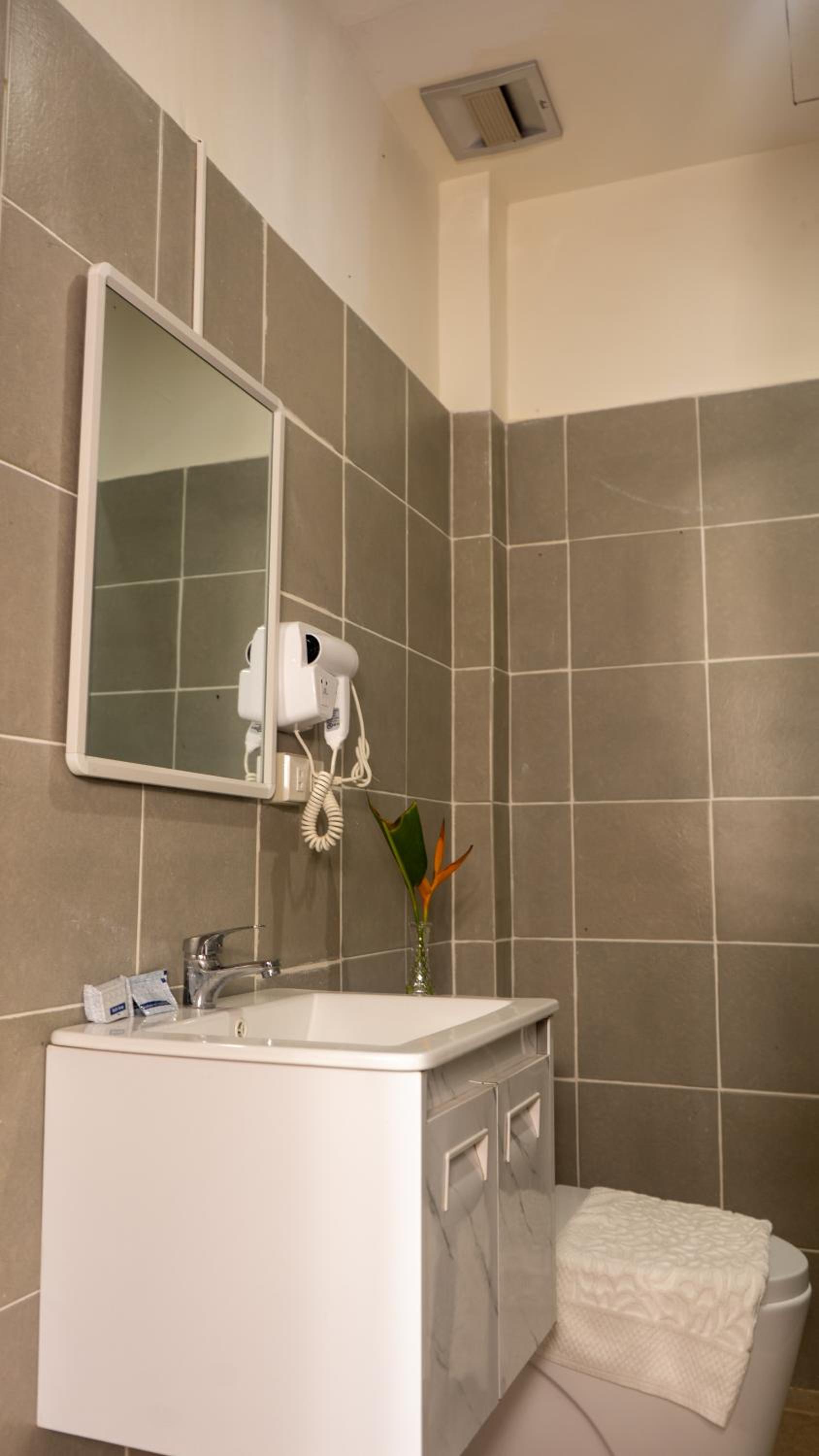 Premium Quadruple Room - Photo 13