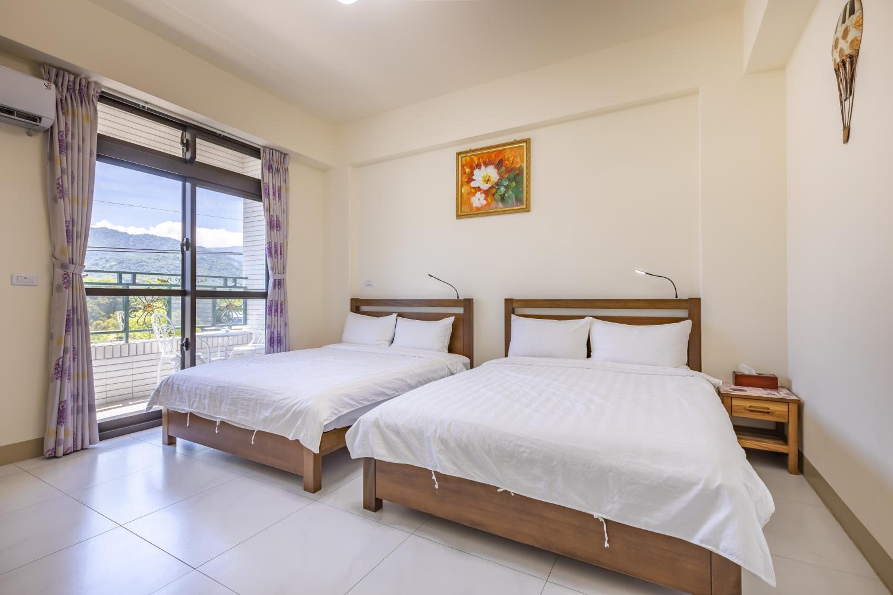 Quadruple Room with Private Bathroom photo 1