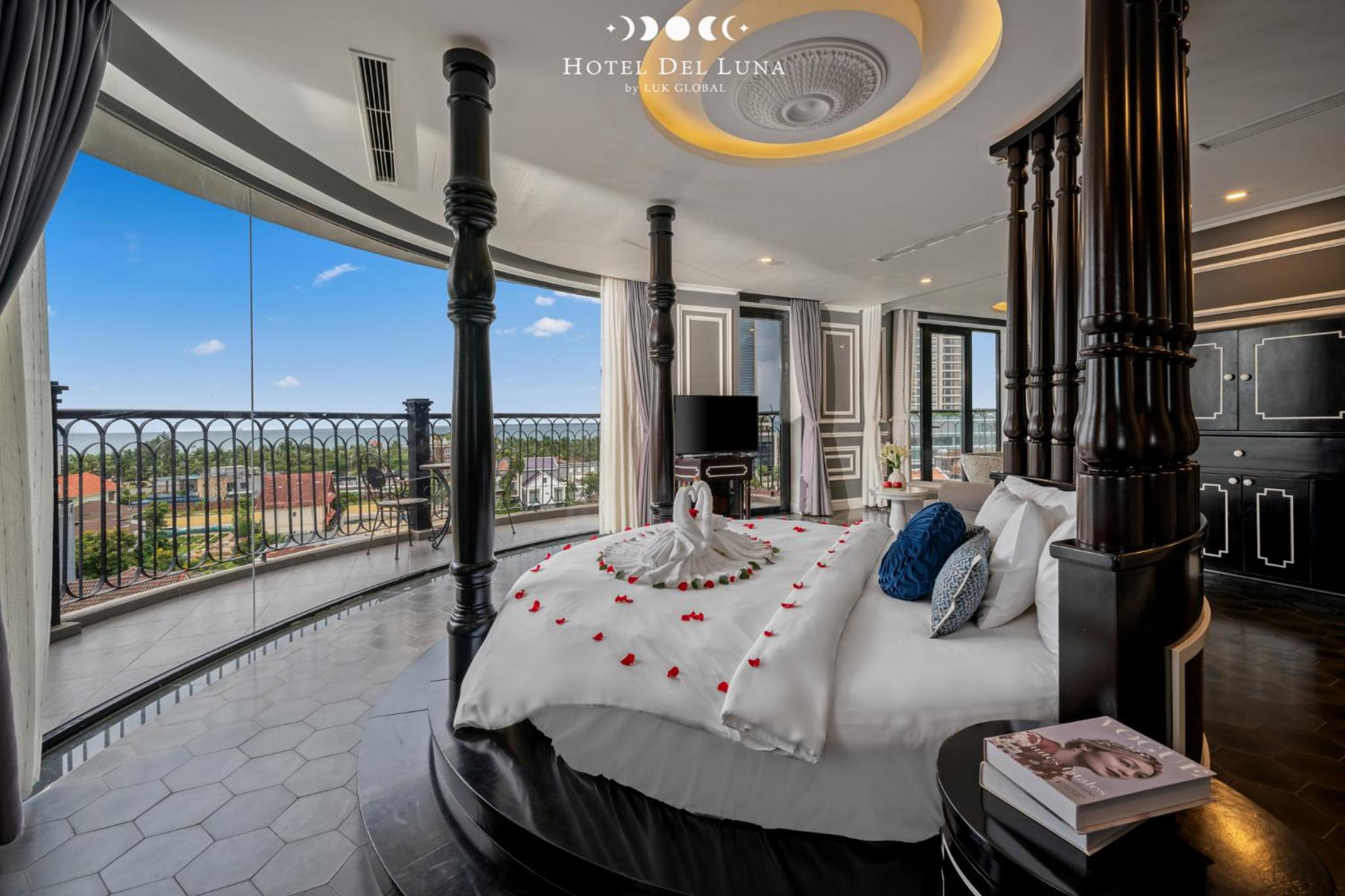 Executive Suite with Balcony and Panoramic View