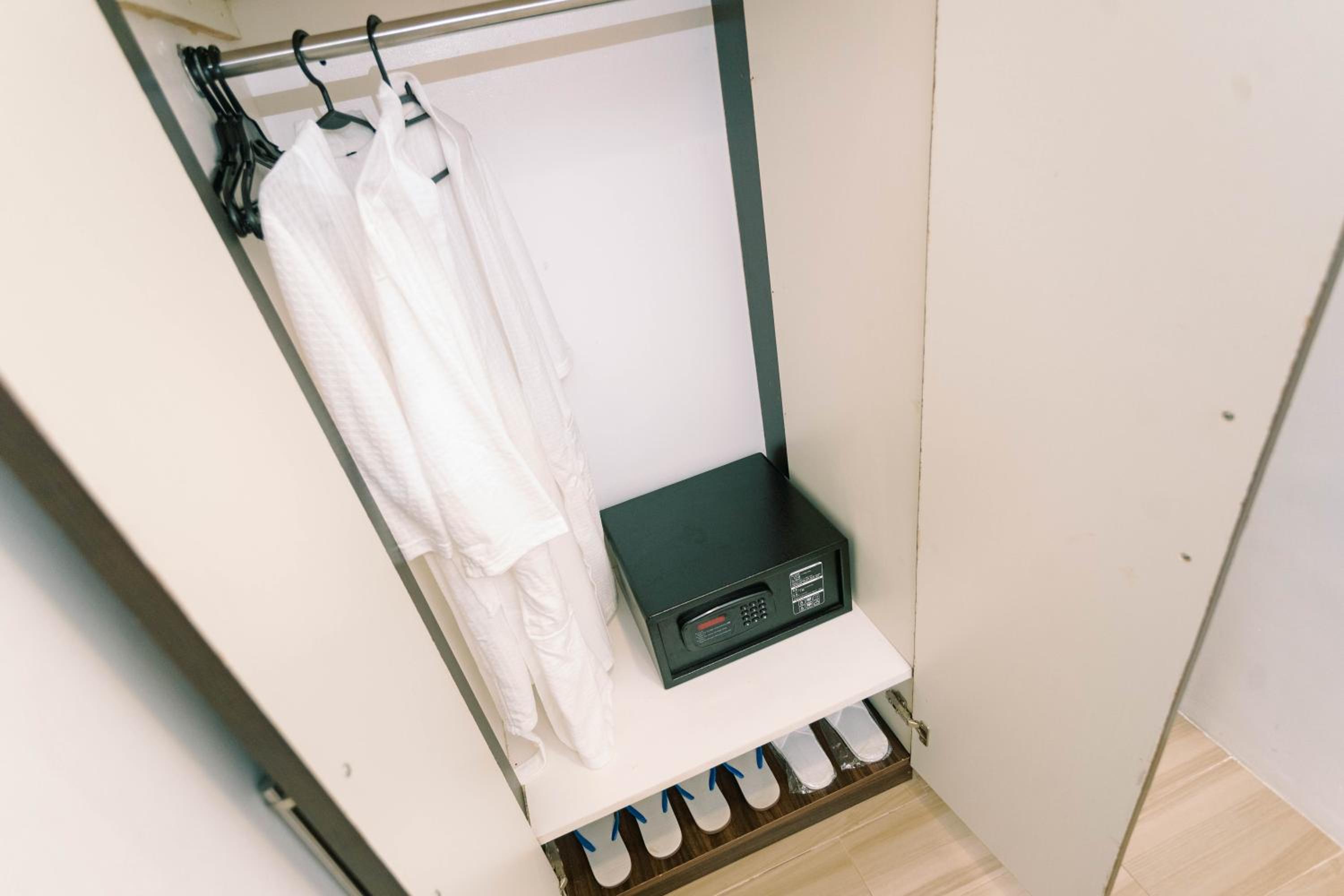 Executive Suite - Photo 12