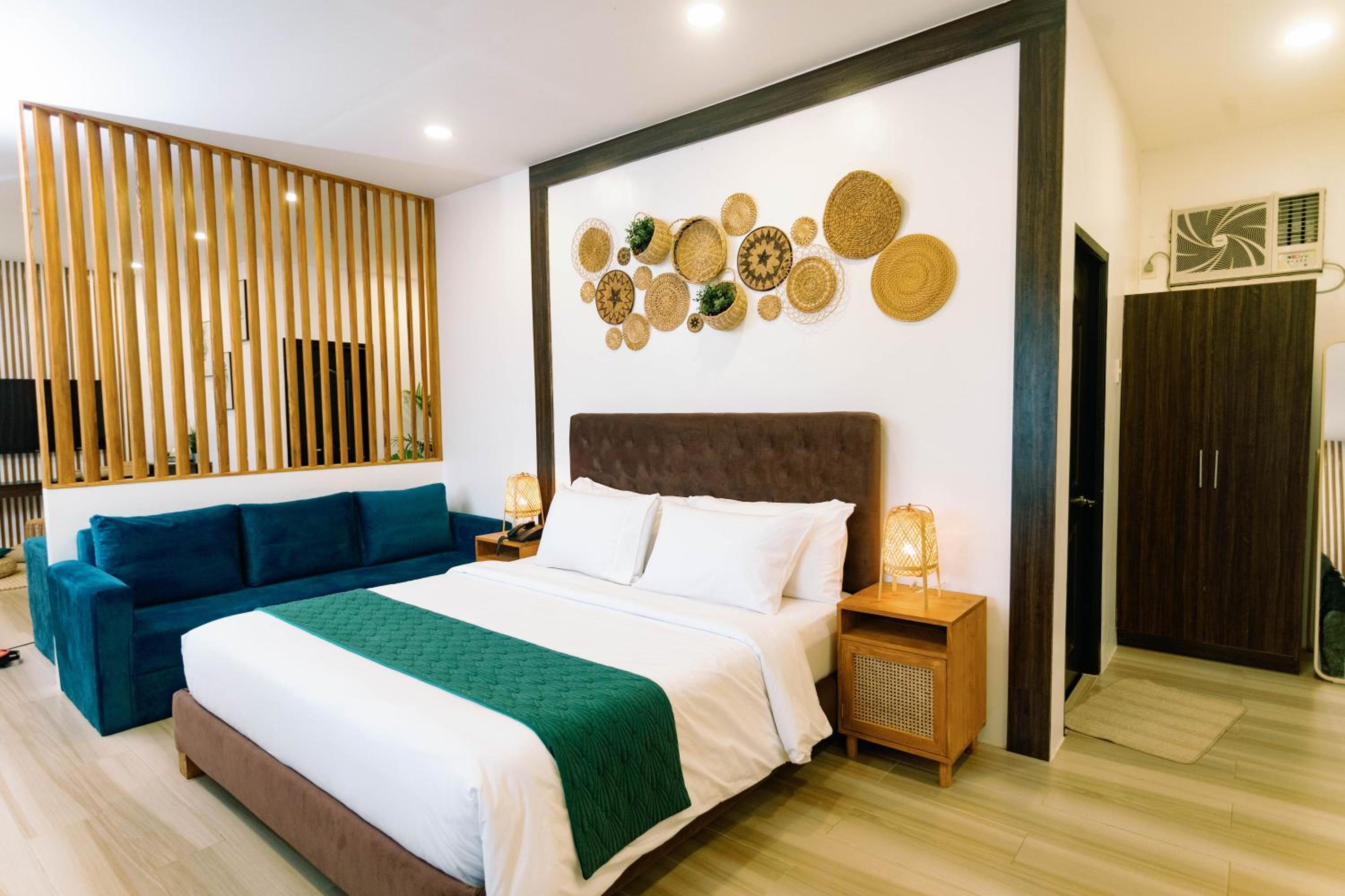 Executive Suite - Photo 22