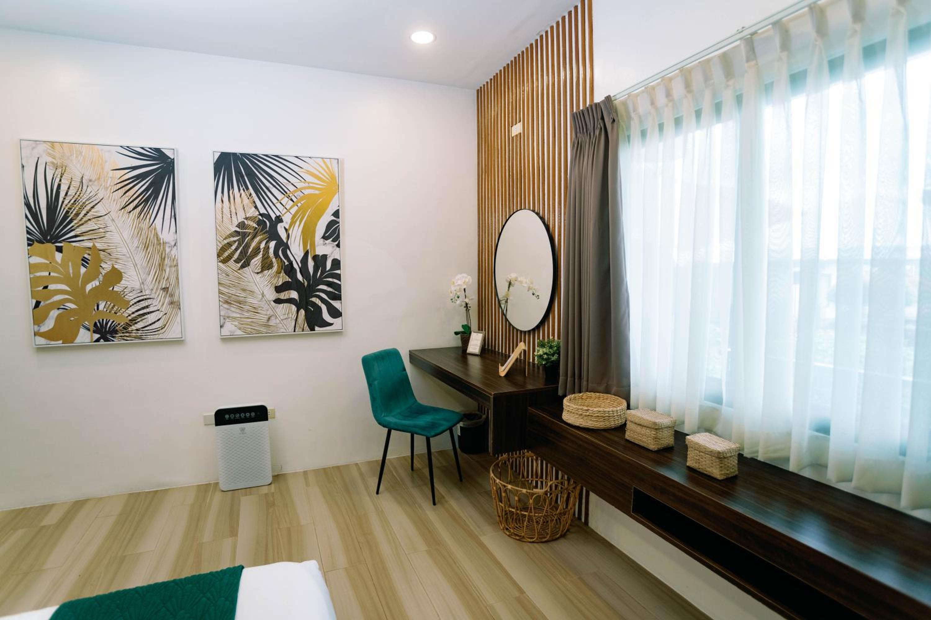 Executive Suite - Photo 5