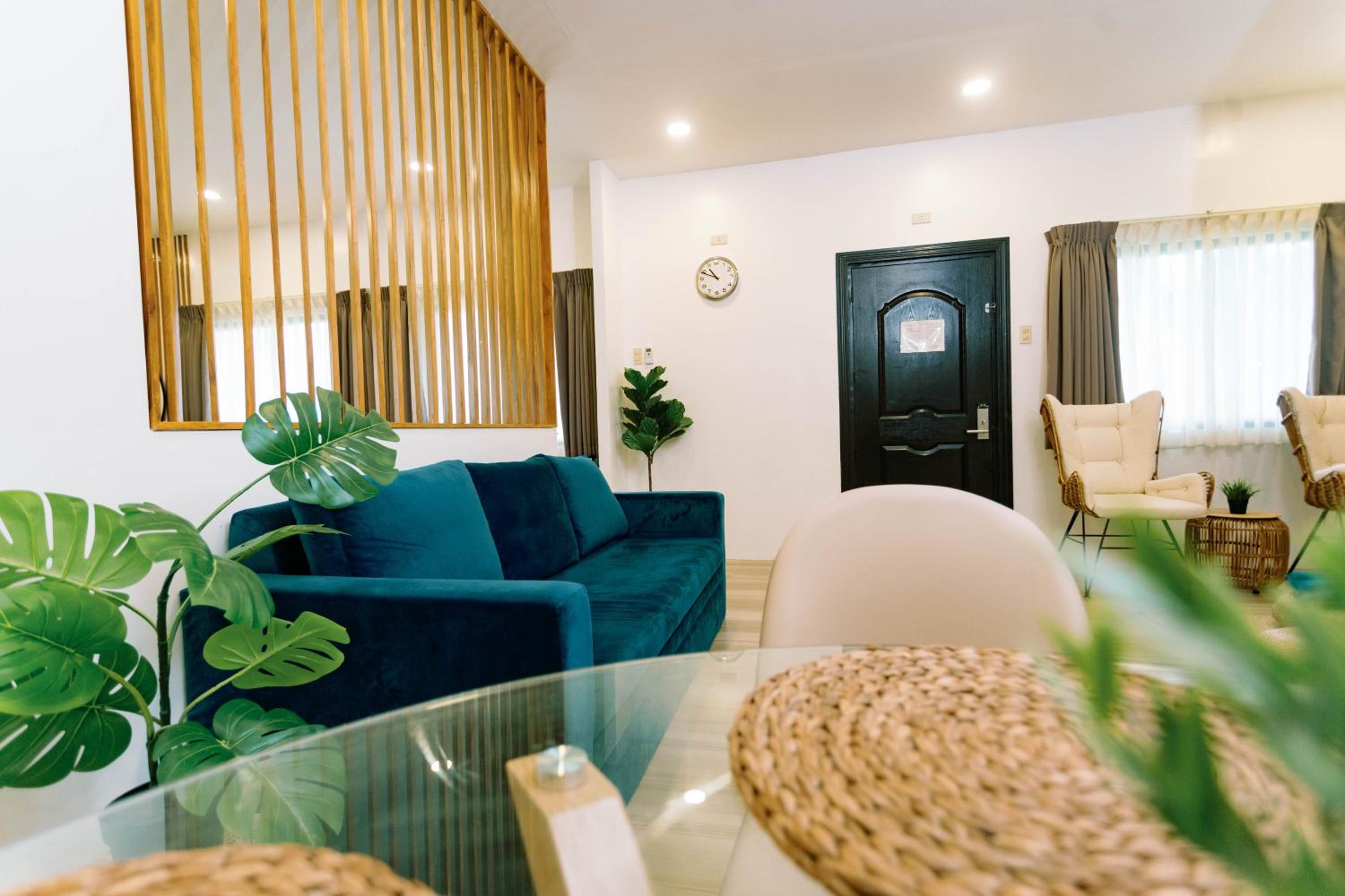 Executive Suite - Photo 8