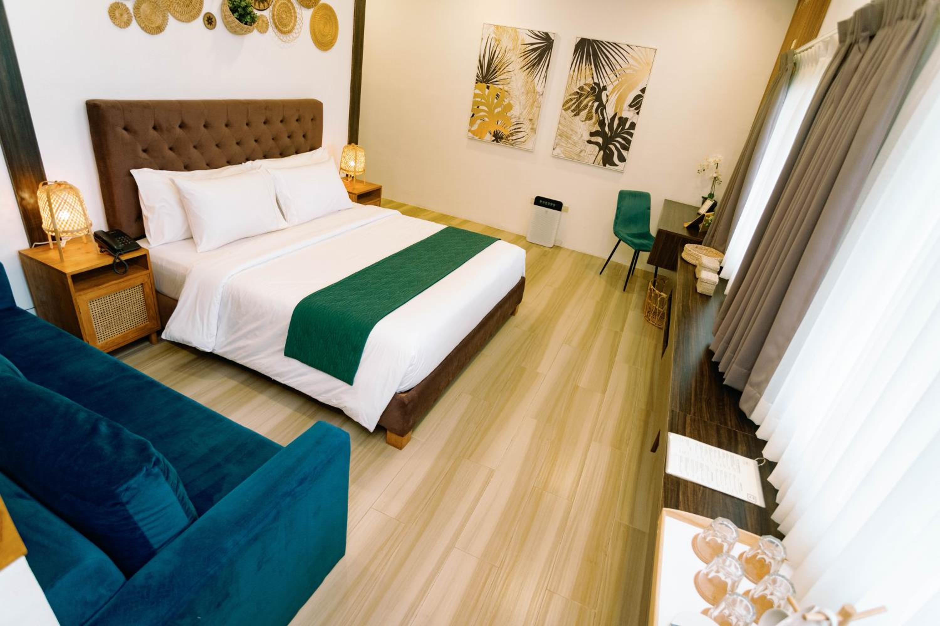 Executive Suite - Photo 2