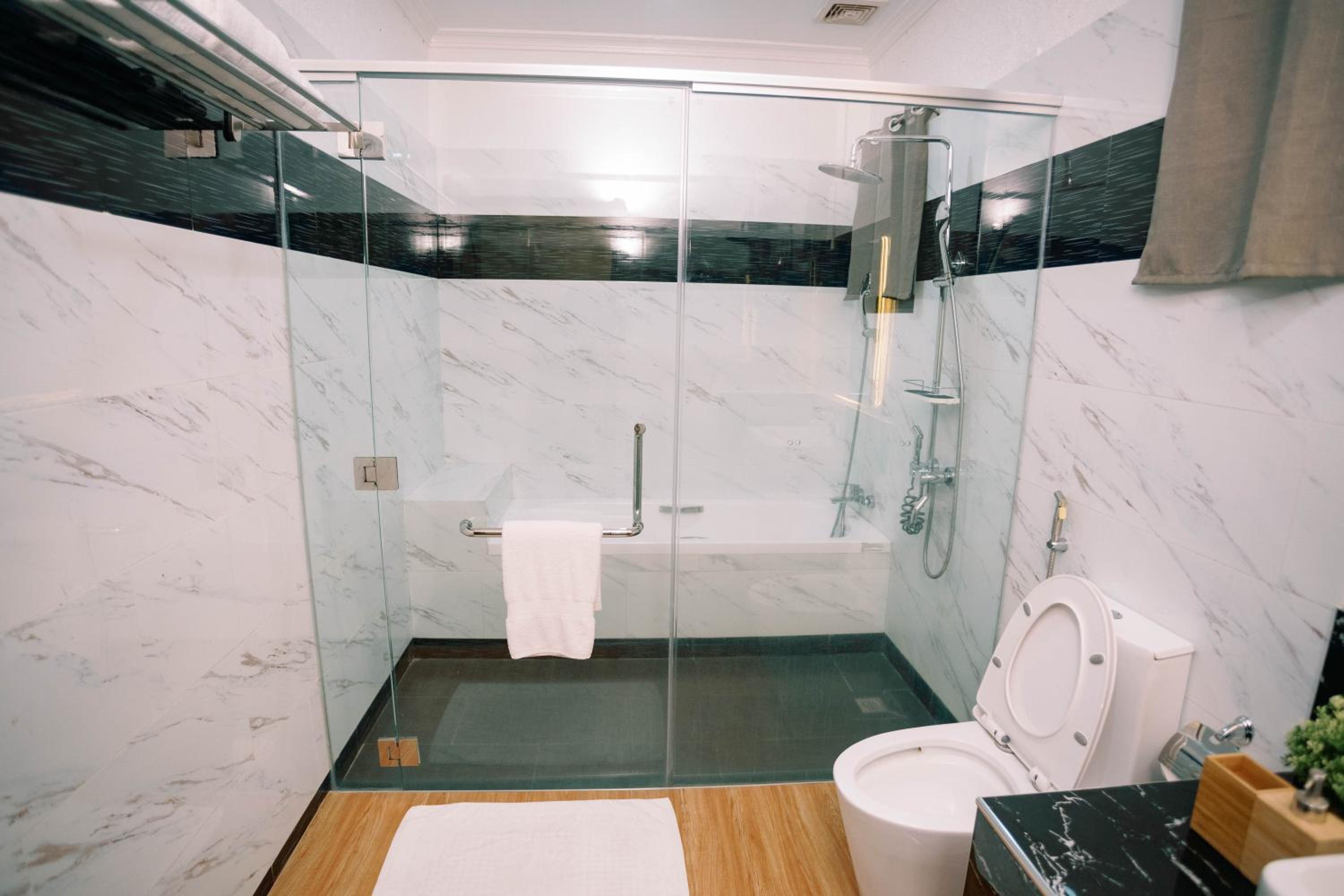 Executive Suite - Photo 16
