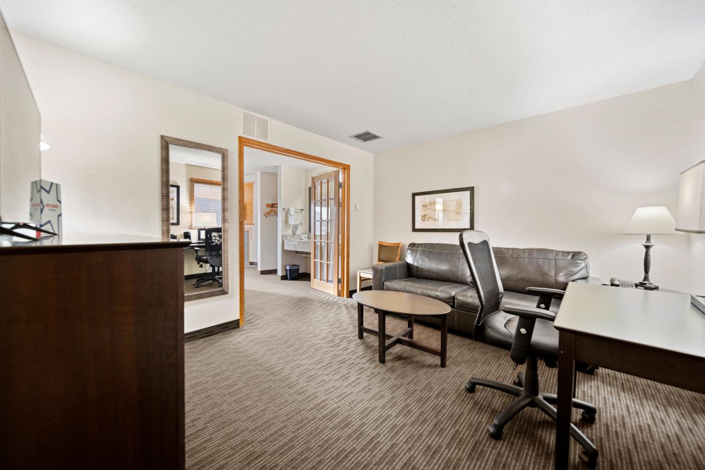 One-Bedroom Queen Suite - Non-Smoking photo 2