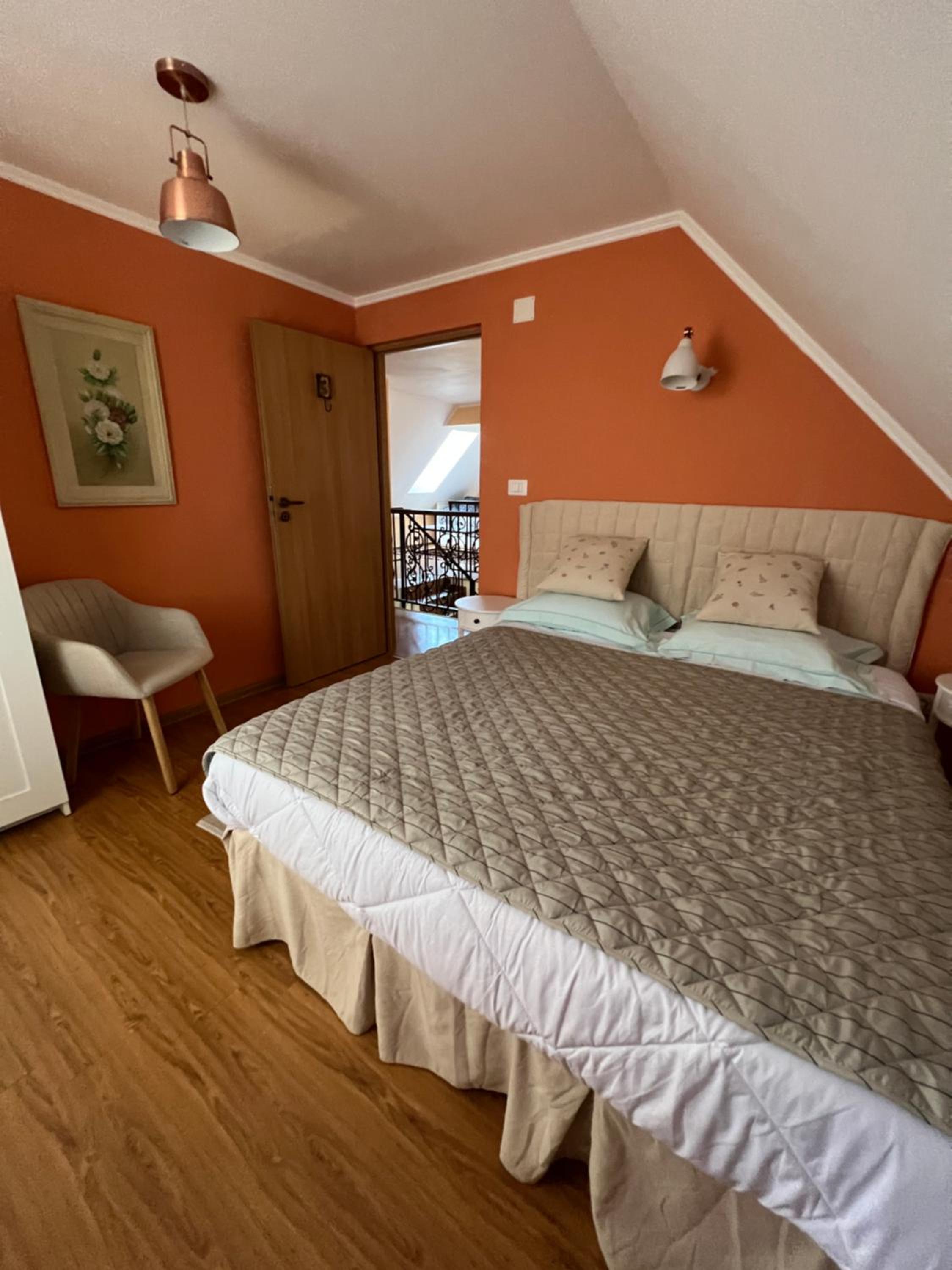 Five-Bedroom House photo 1