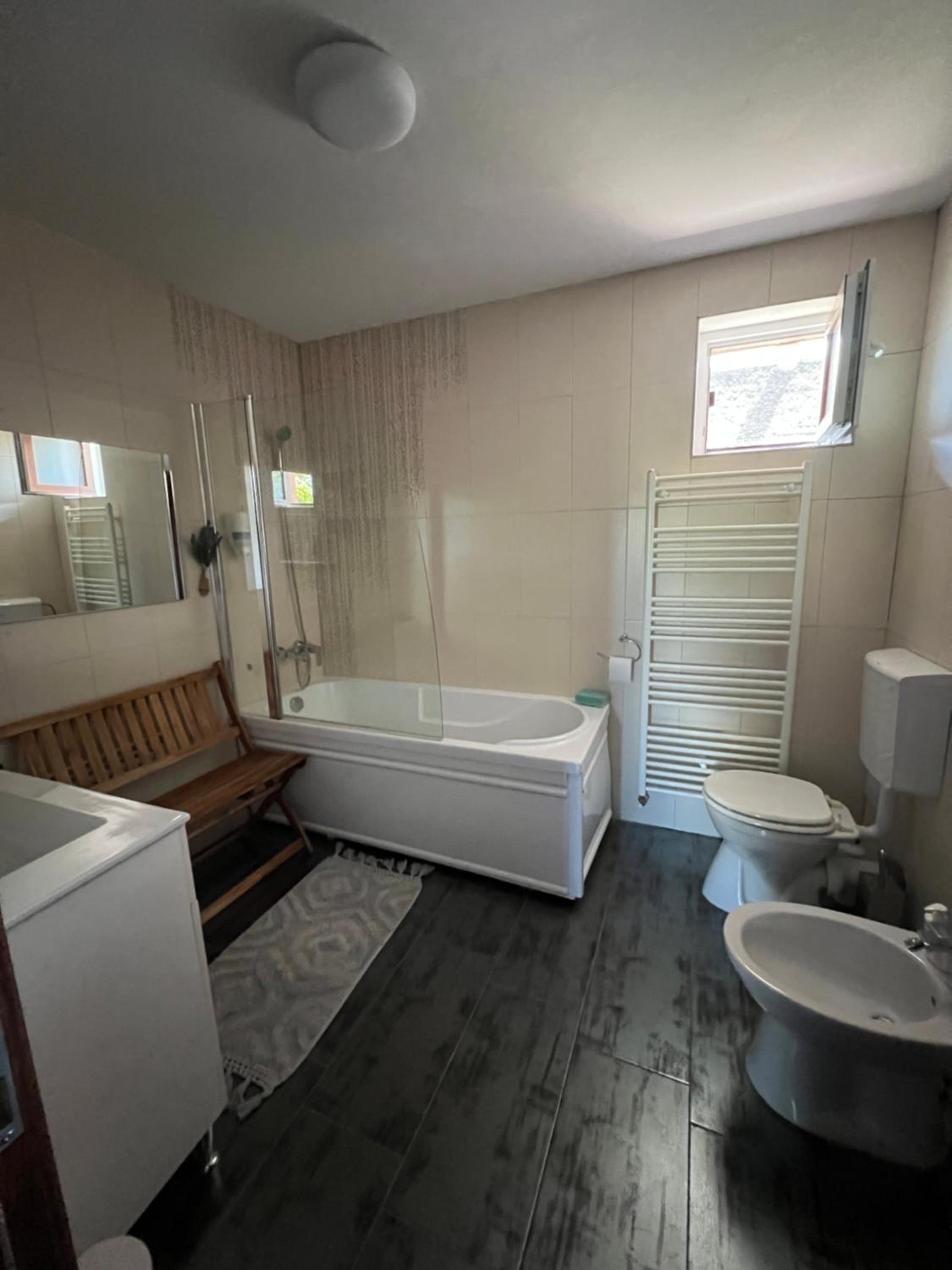 Five-Bedroom House photo 3