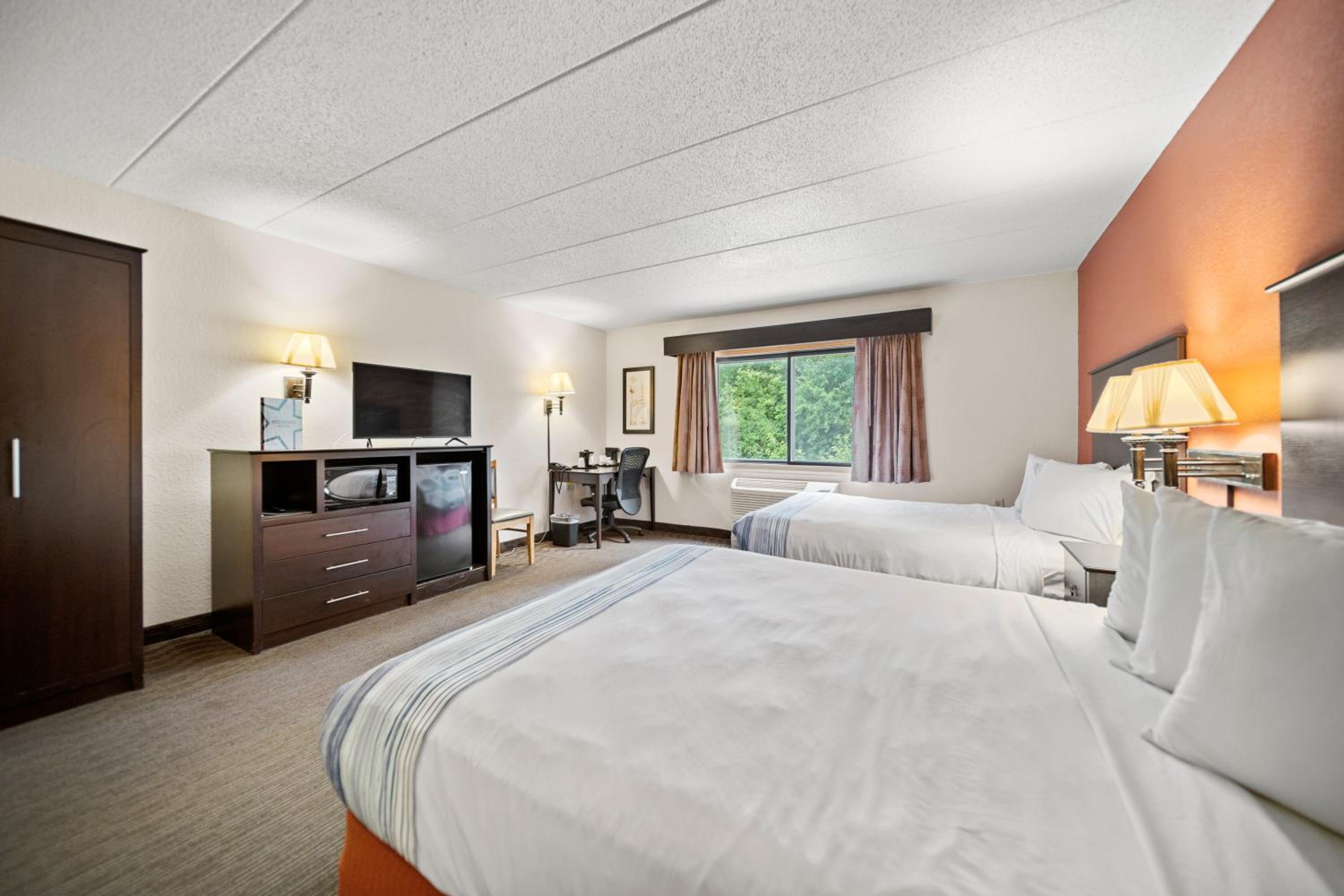 Deluxe Queen Room with Two Queen Beds - Non-Smoking photo 2