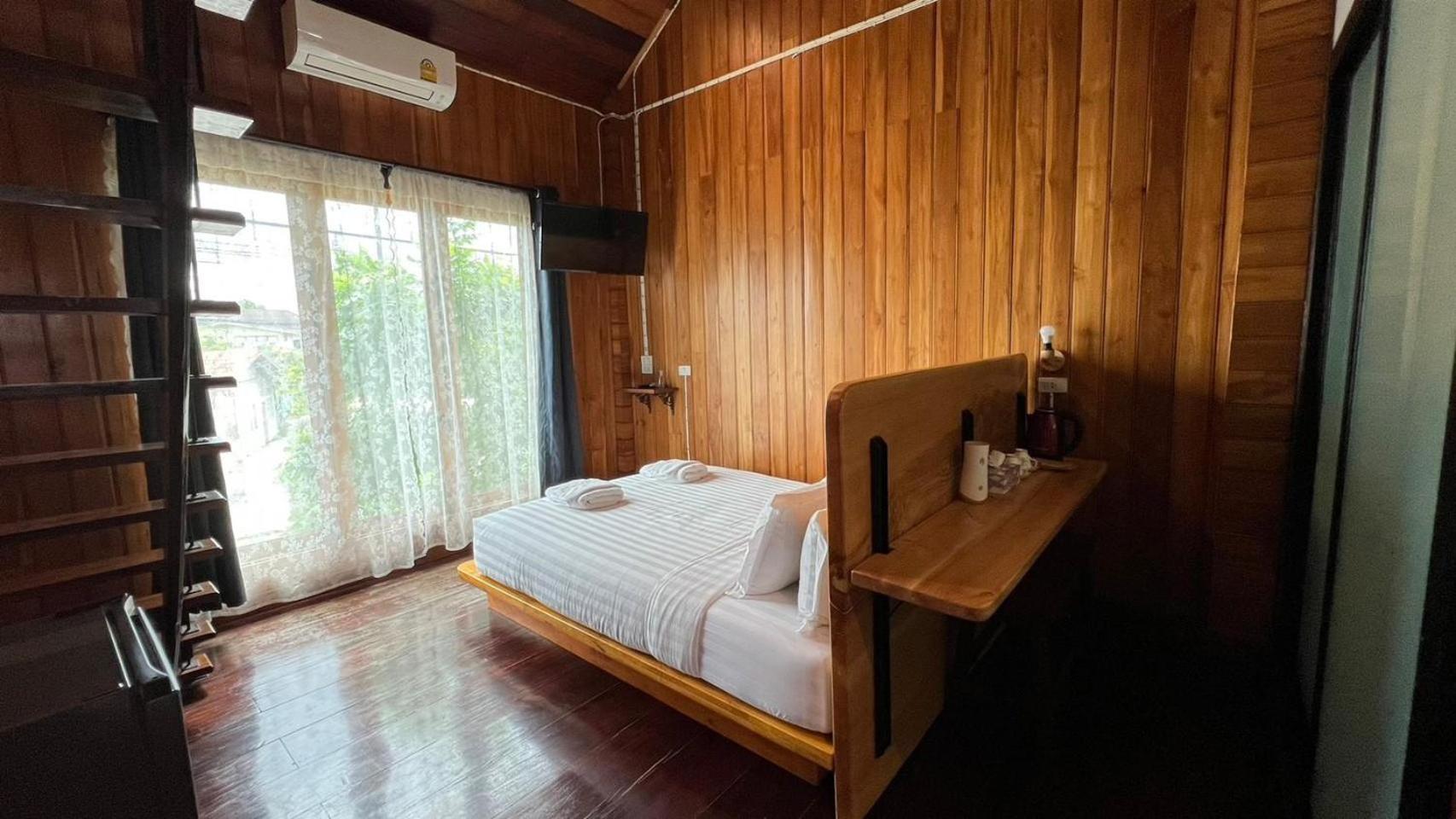 Deluxe Double Room with Shower - Photo 4