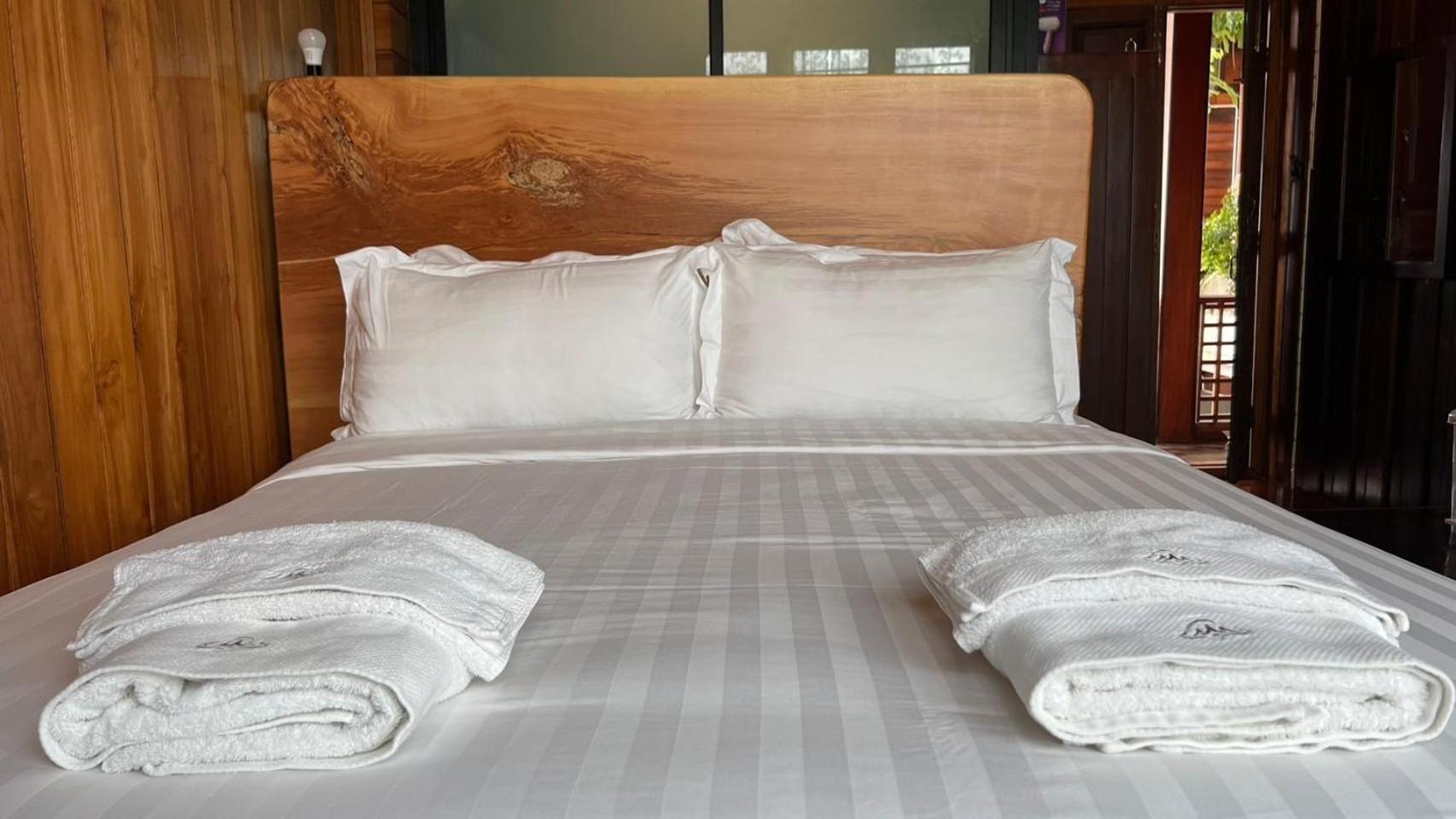 Deluxe Double Room with Shower - Photo 8