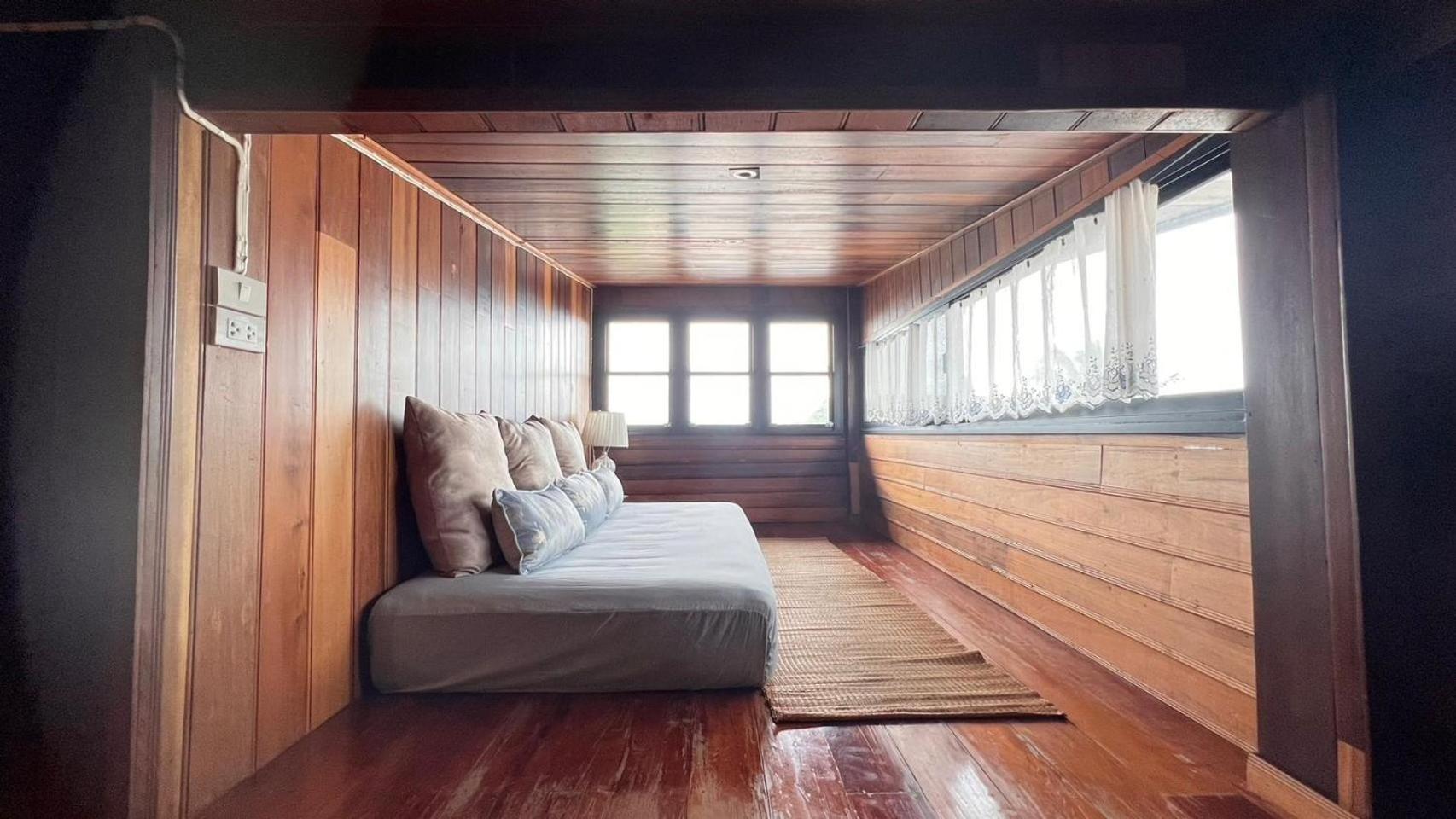 Deluxe Queen Room - Photo 8