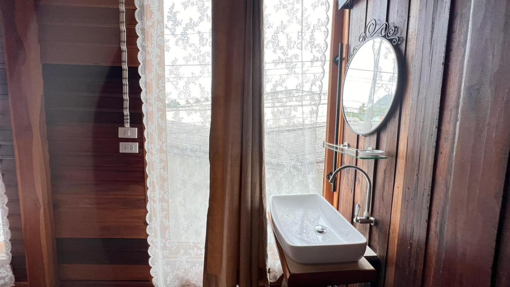 Deluxe Queen Room - Photo 10
