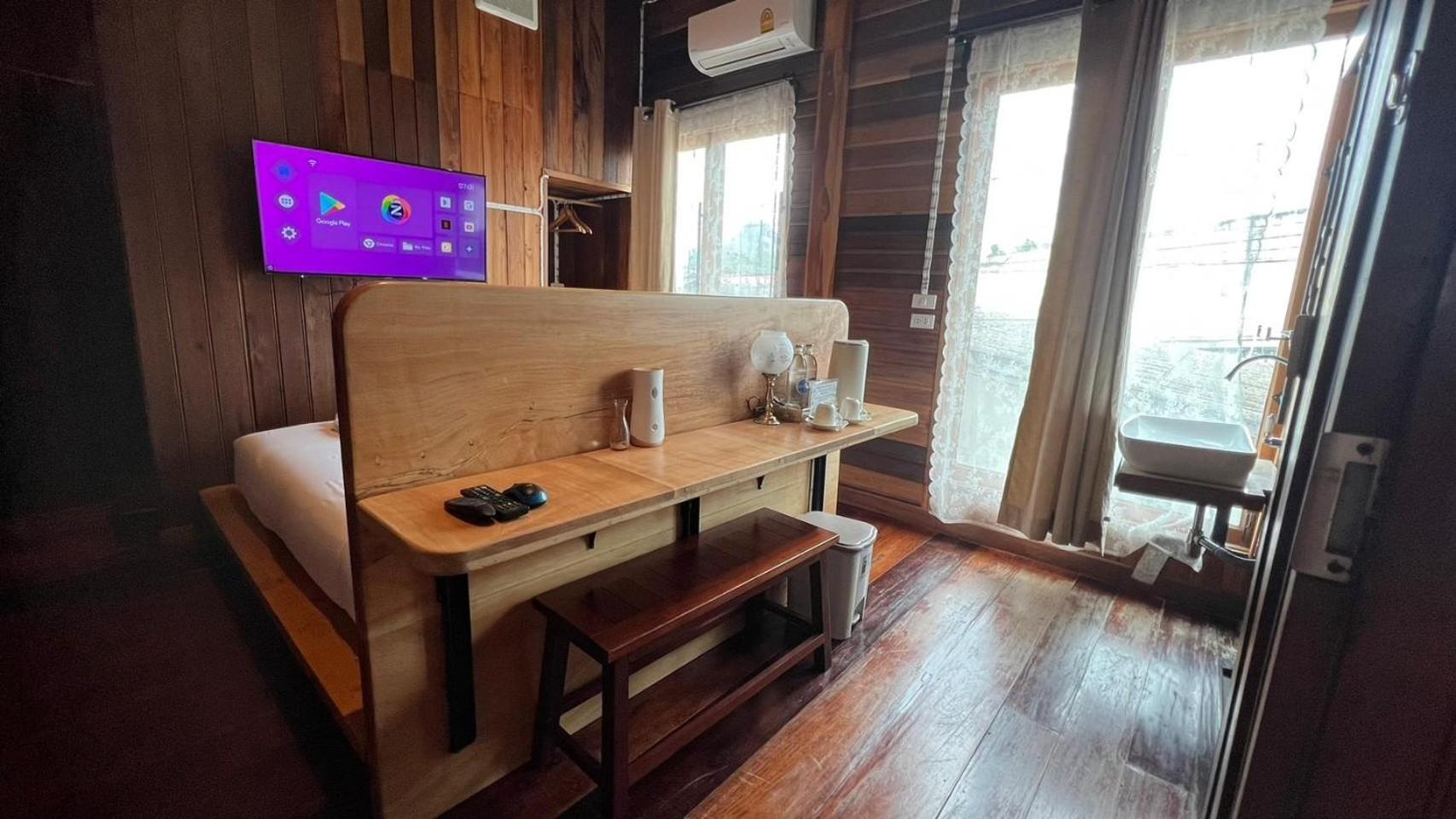 Deluxe Queen Room - Photo 9