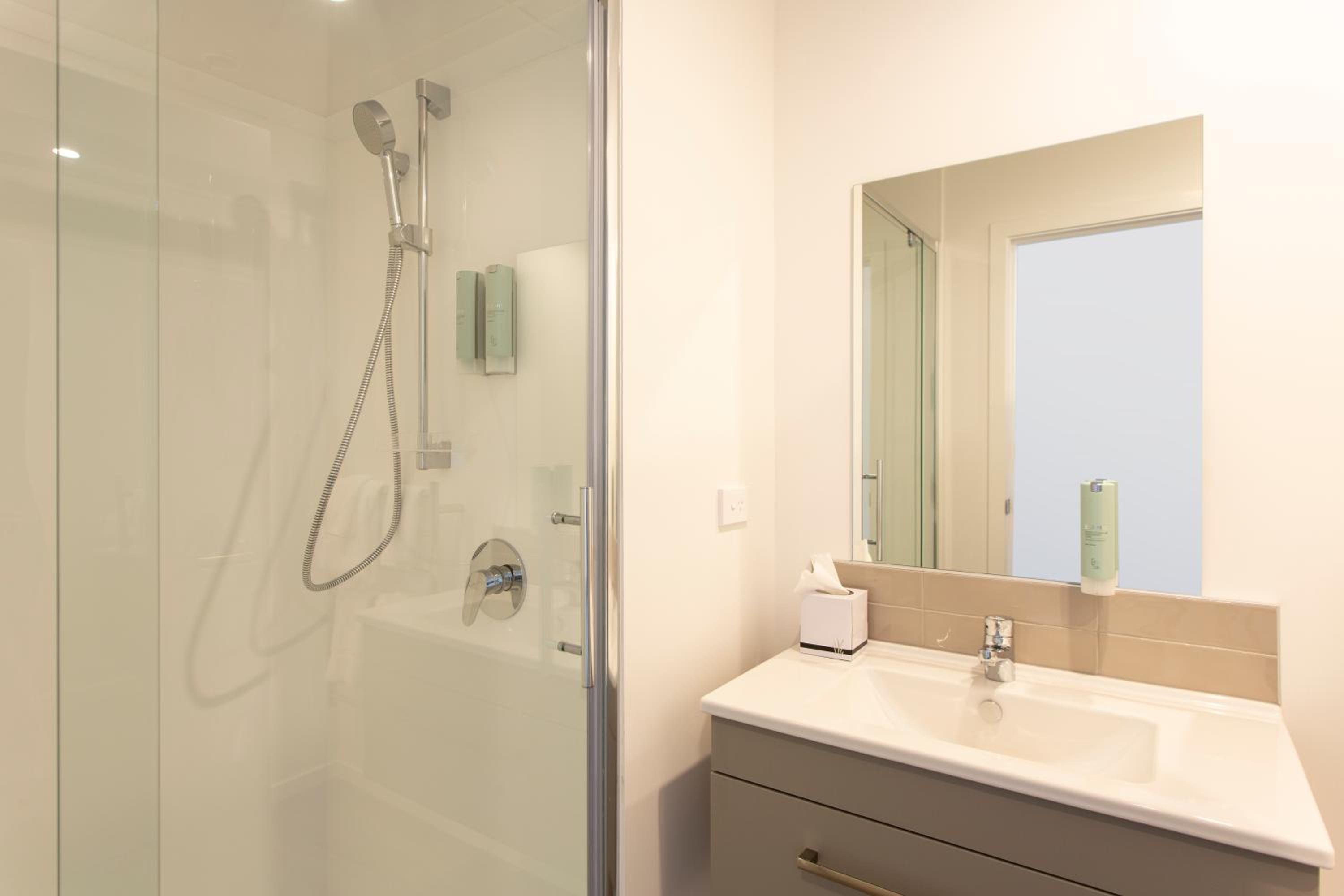 Hotel Room - Lake View - Photo 9