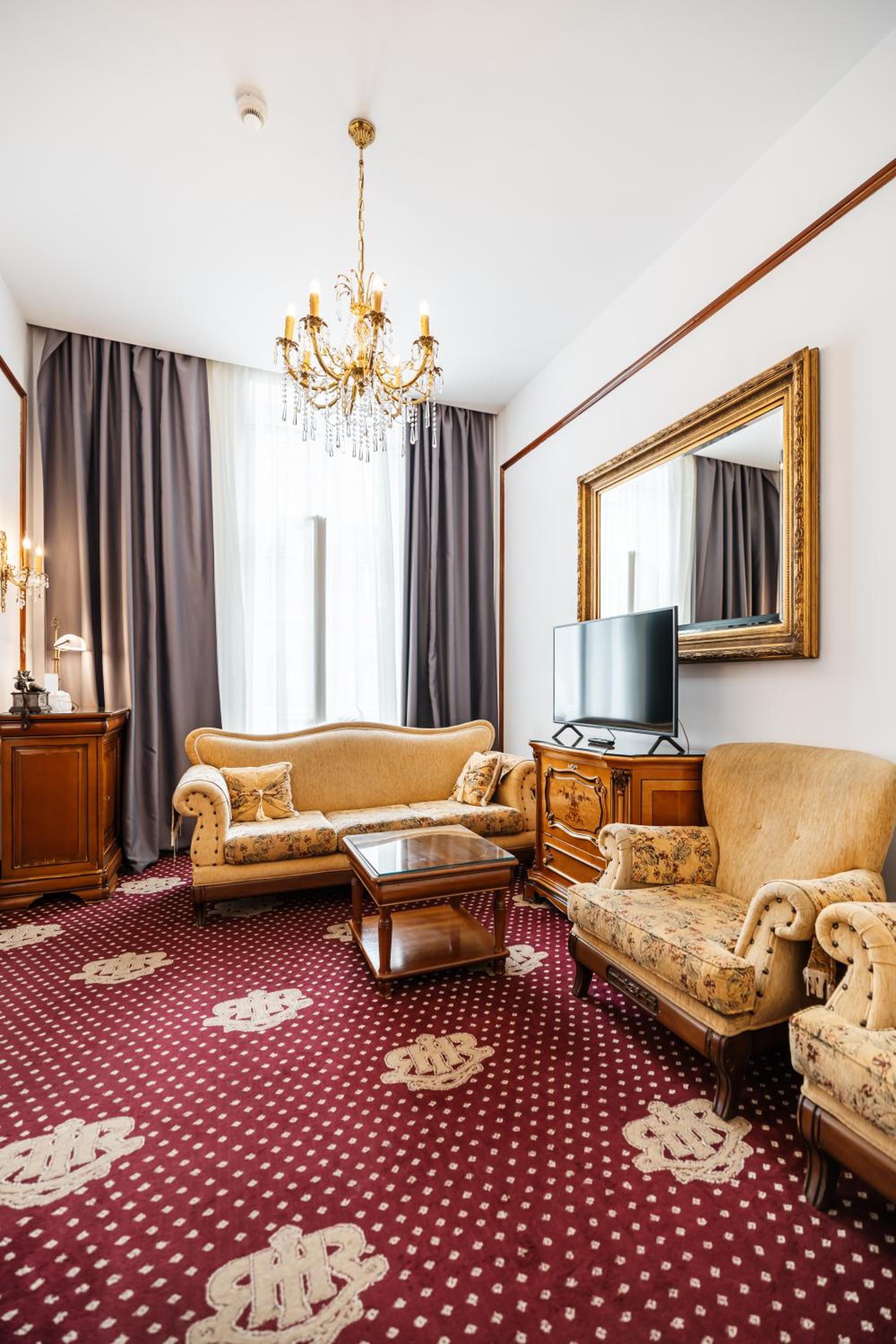 One-Bedroom Suite - Photo 3