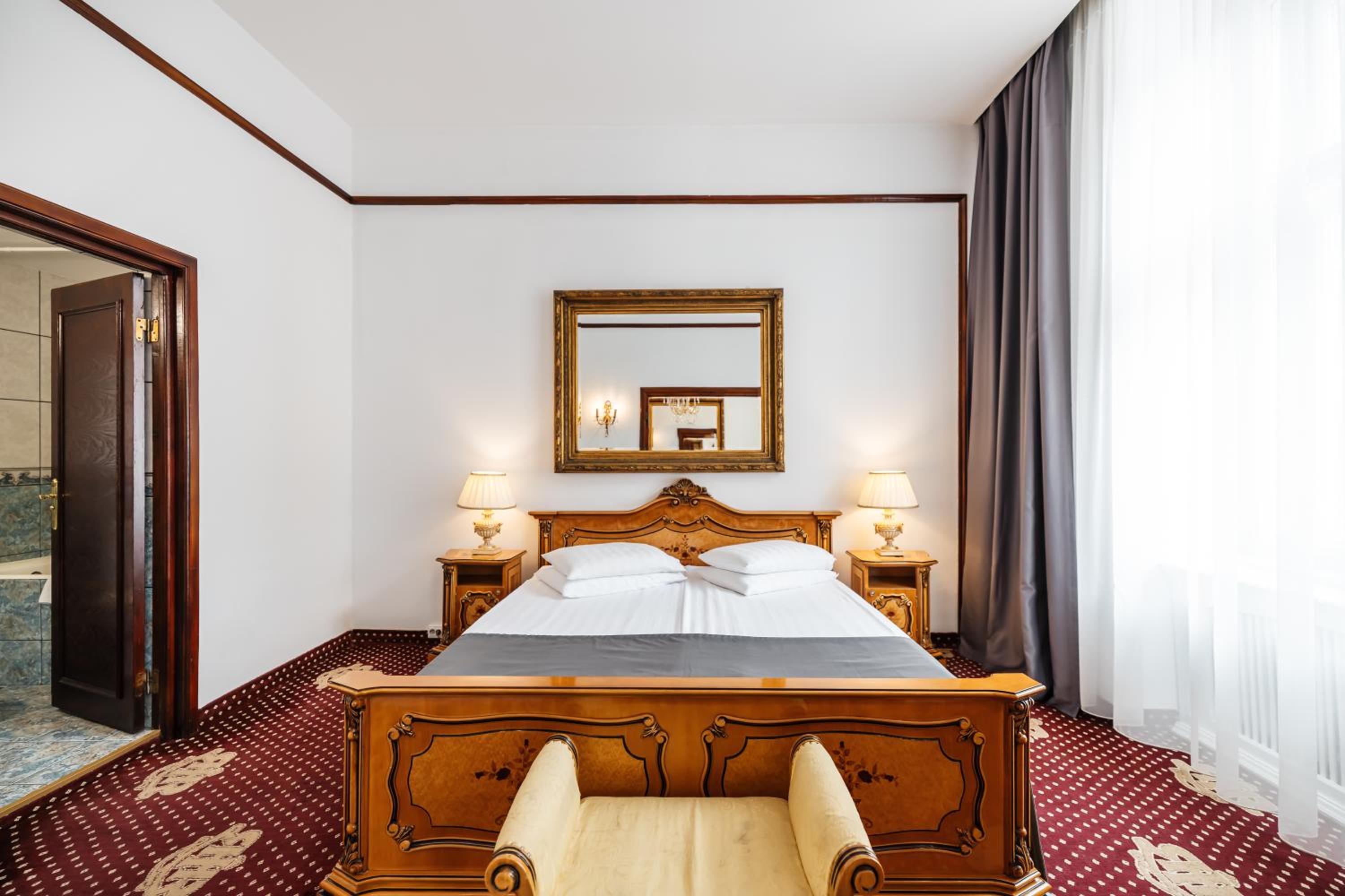One-Bedroom Suite - Photo 2