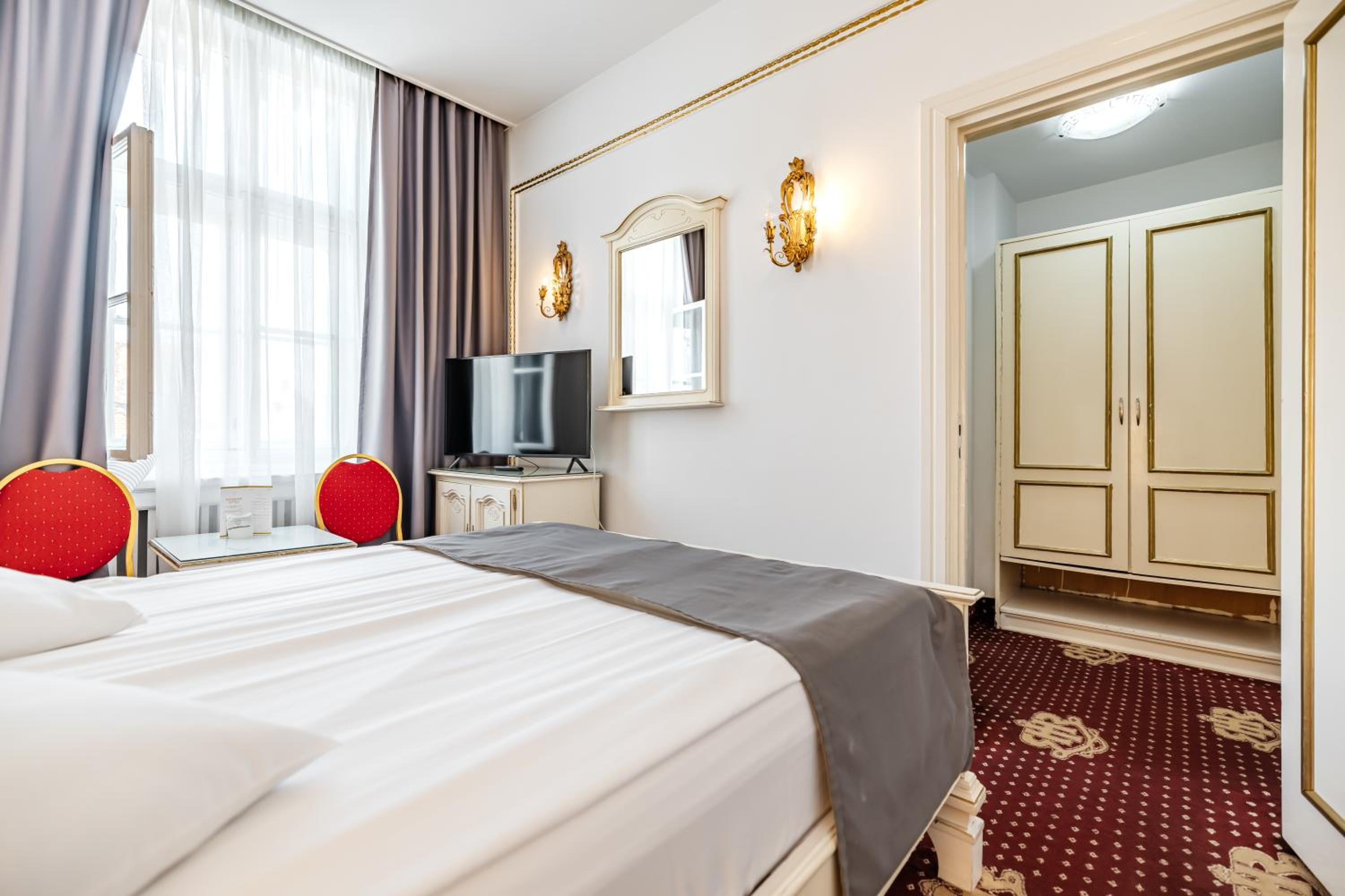 Double Room - Photo 8