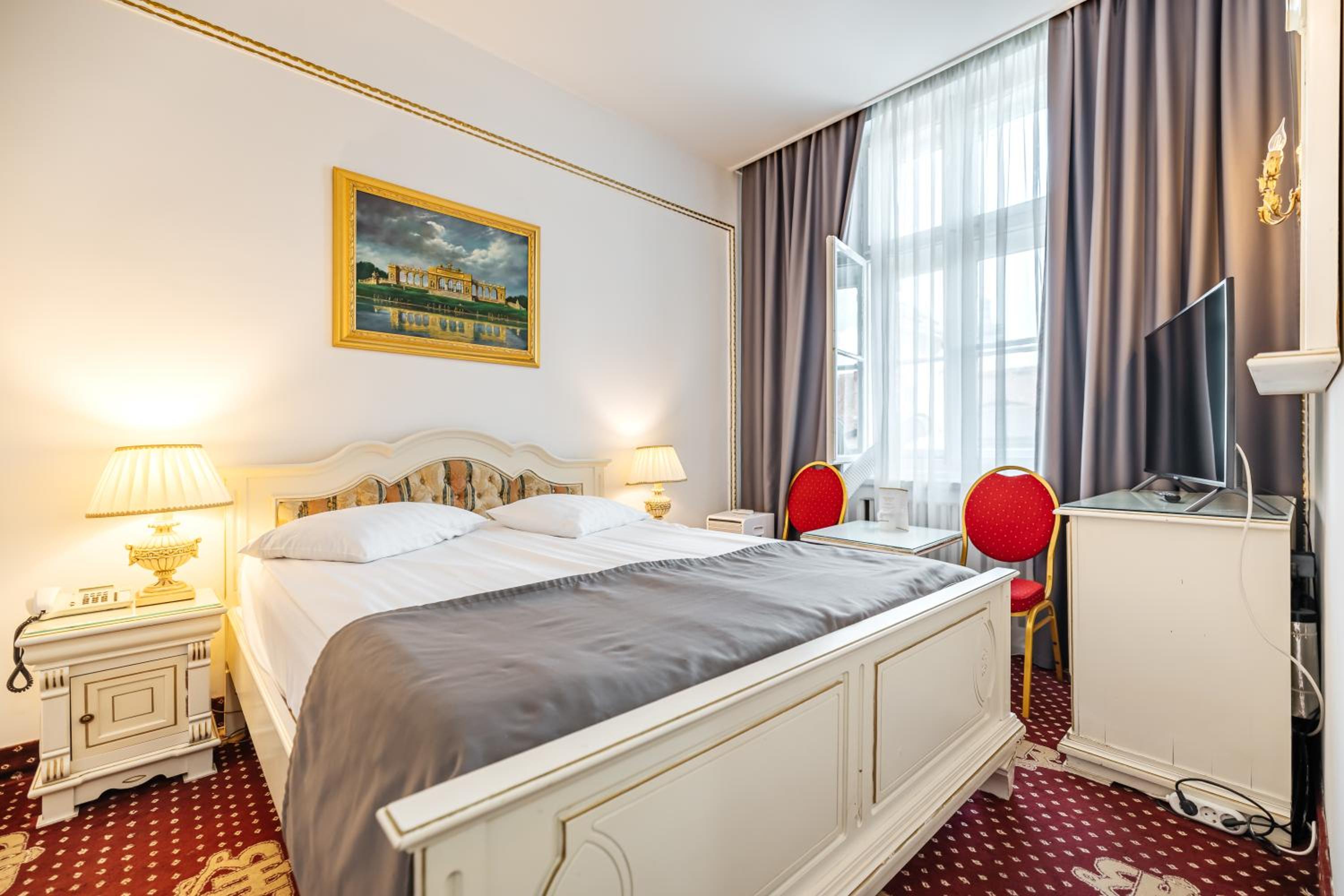 Double Room - Photo 6