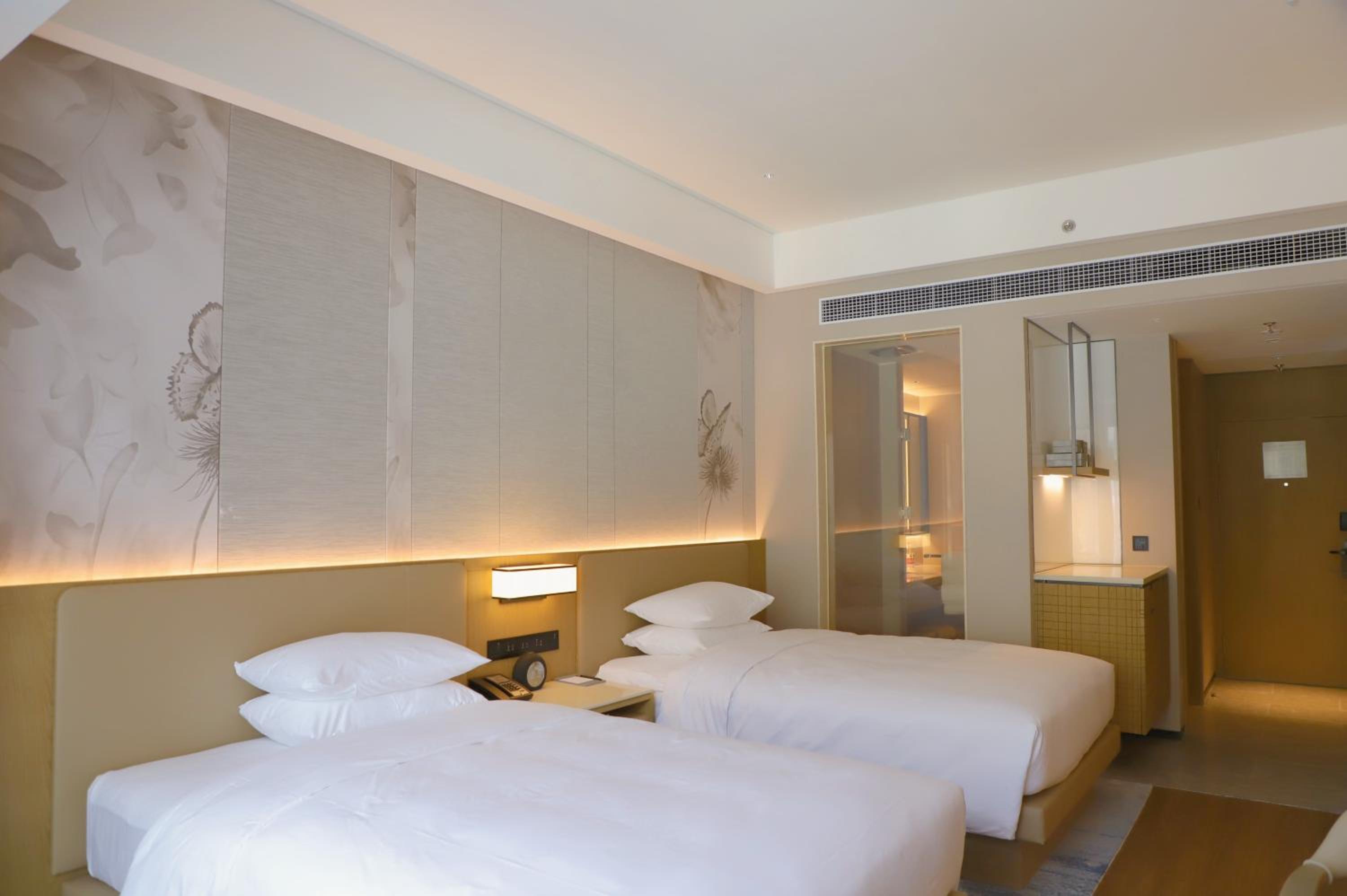 Deluxe Panorama Double Room with Two Double Beds and City View photo 1