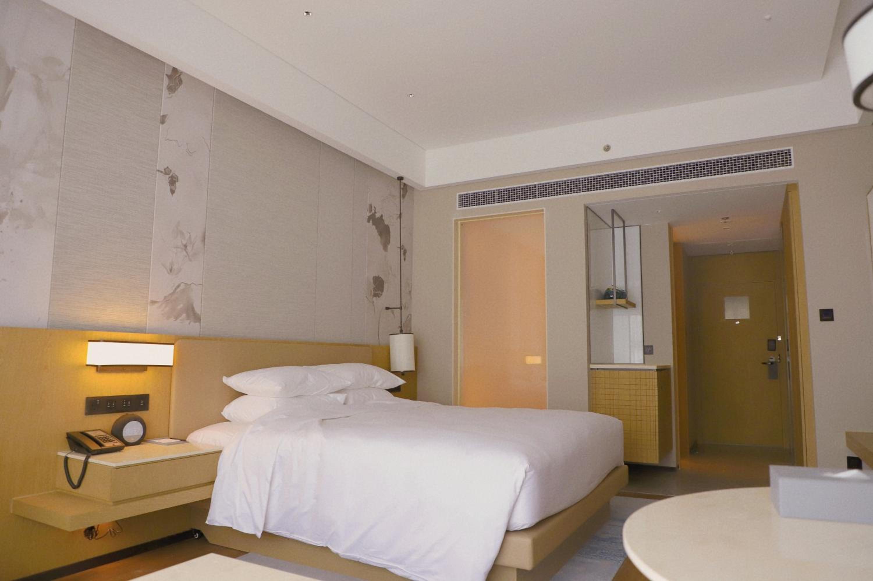 Deluxe Panorama King Room with Mountain View photo 1