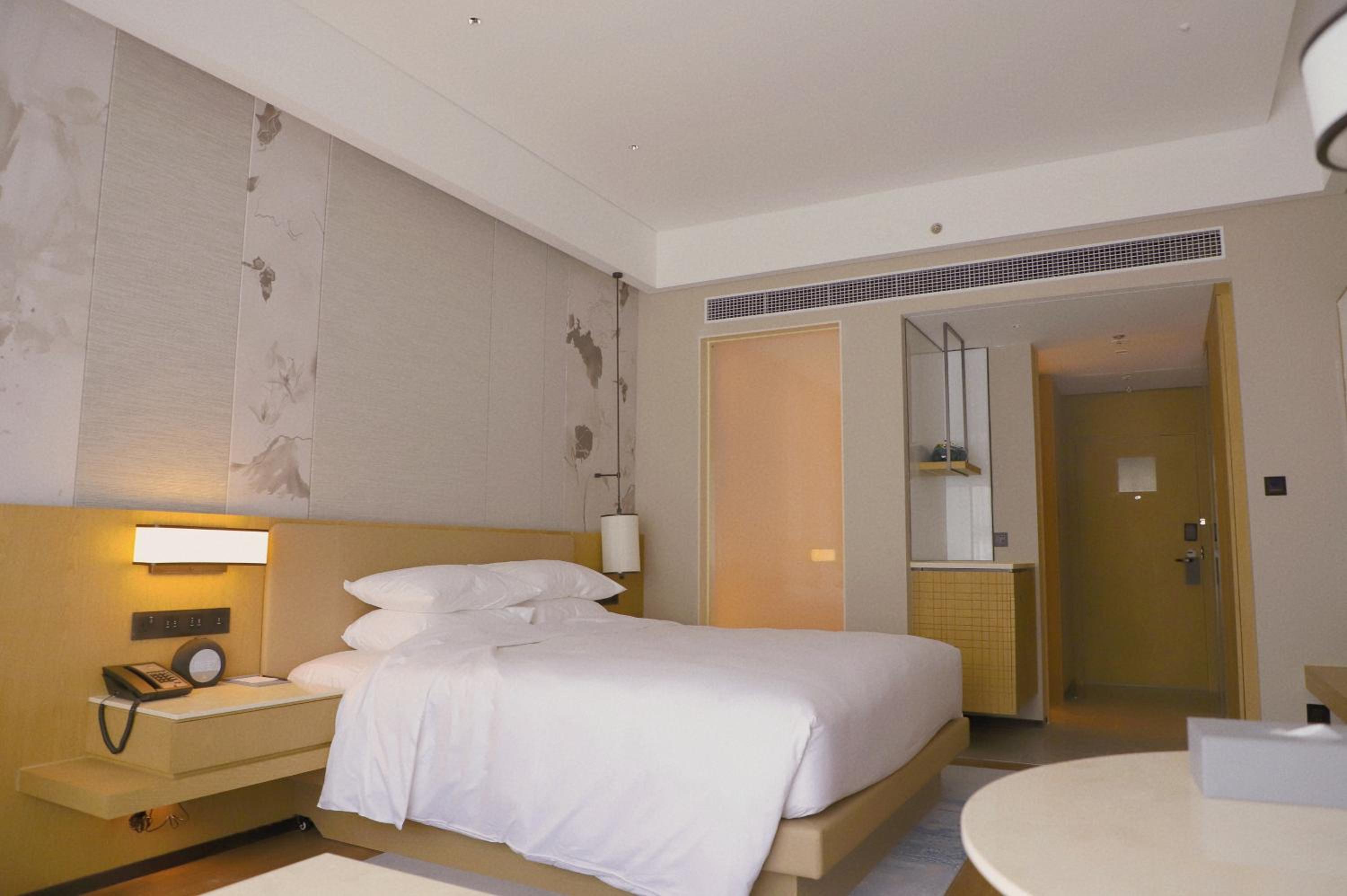 Deluxe King Room with Mountain View photo 1