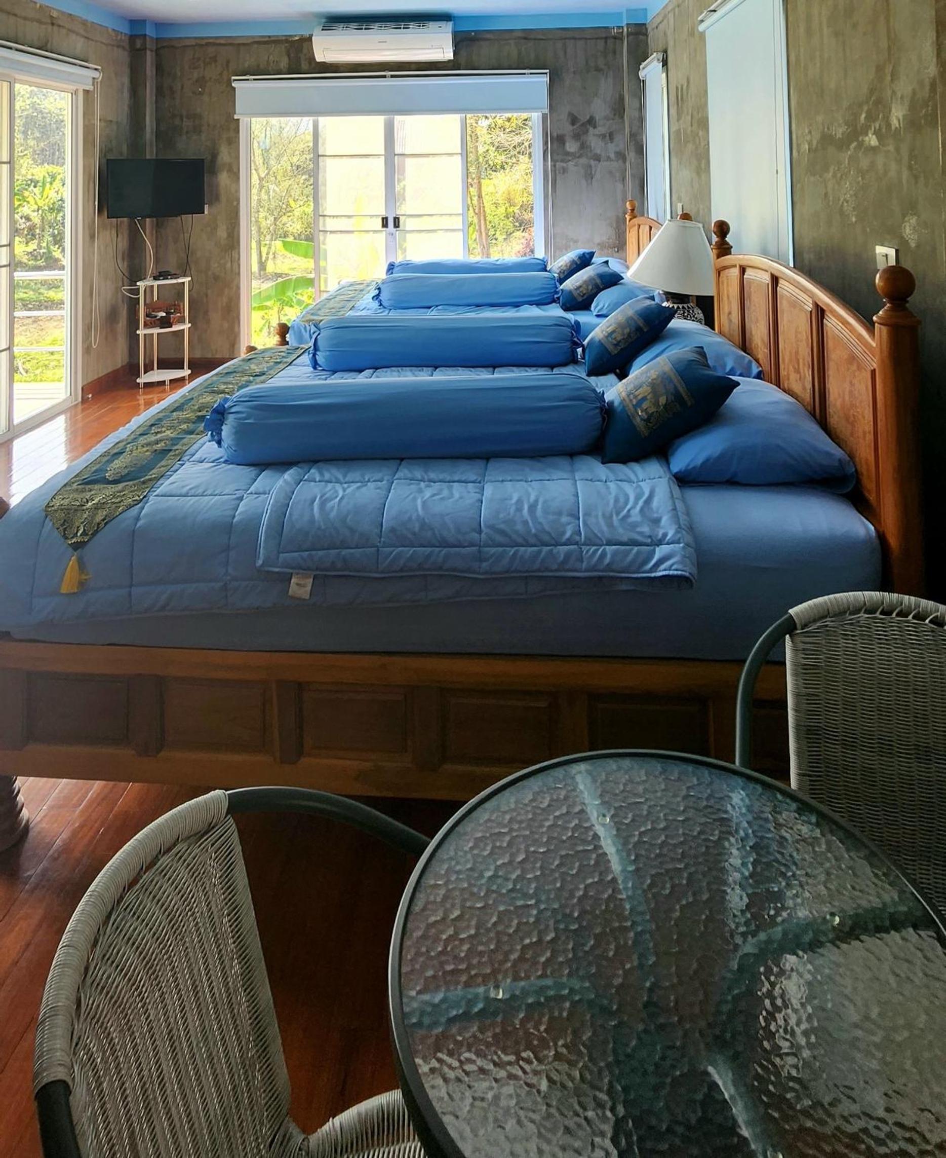 Family Room with Mountain View photo 1