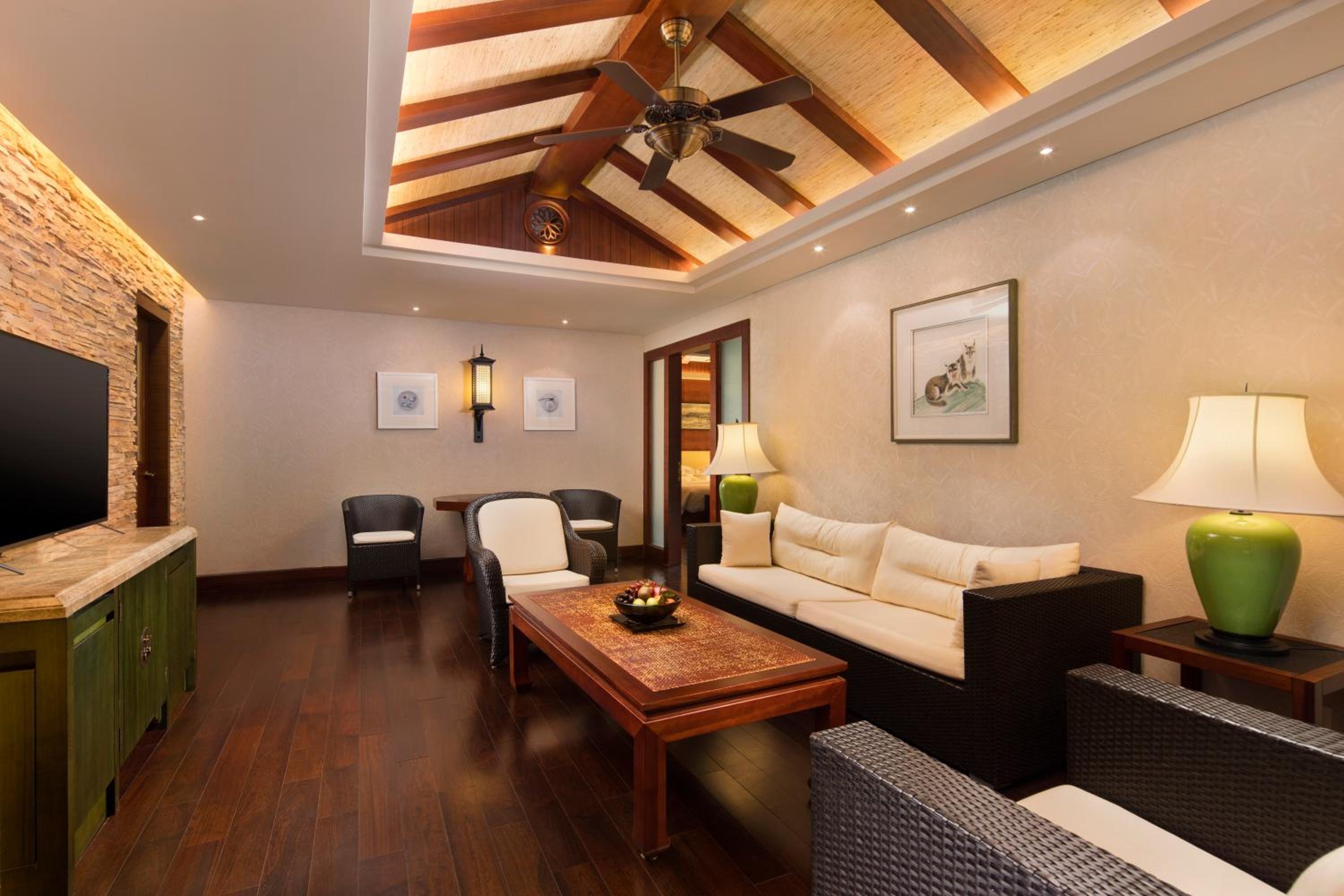 Deluxe One-Bedroom King Suite