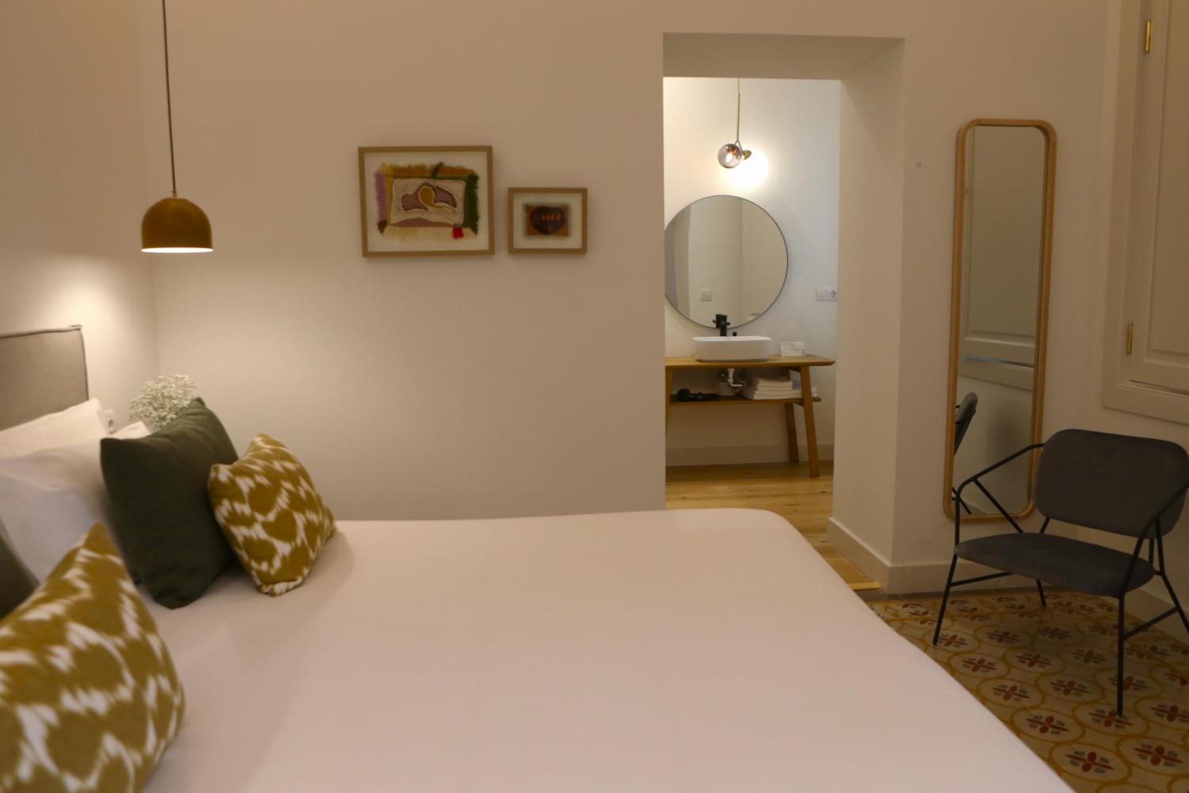 Deluxe Interior Double Room thumbnail 6