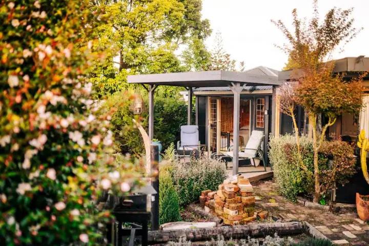 Rustic Cabin with Two Single Beds photo 2
