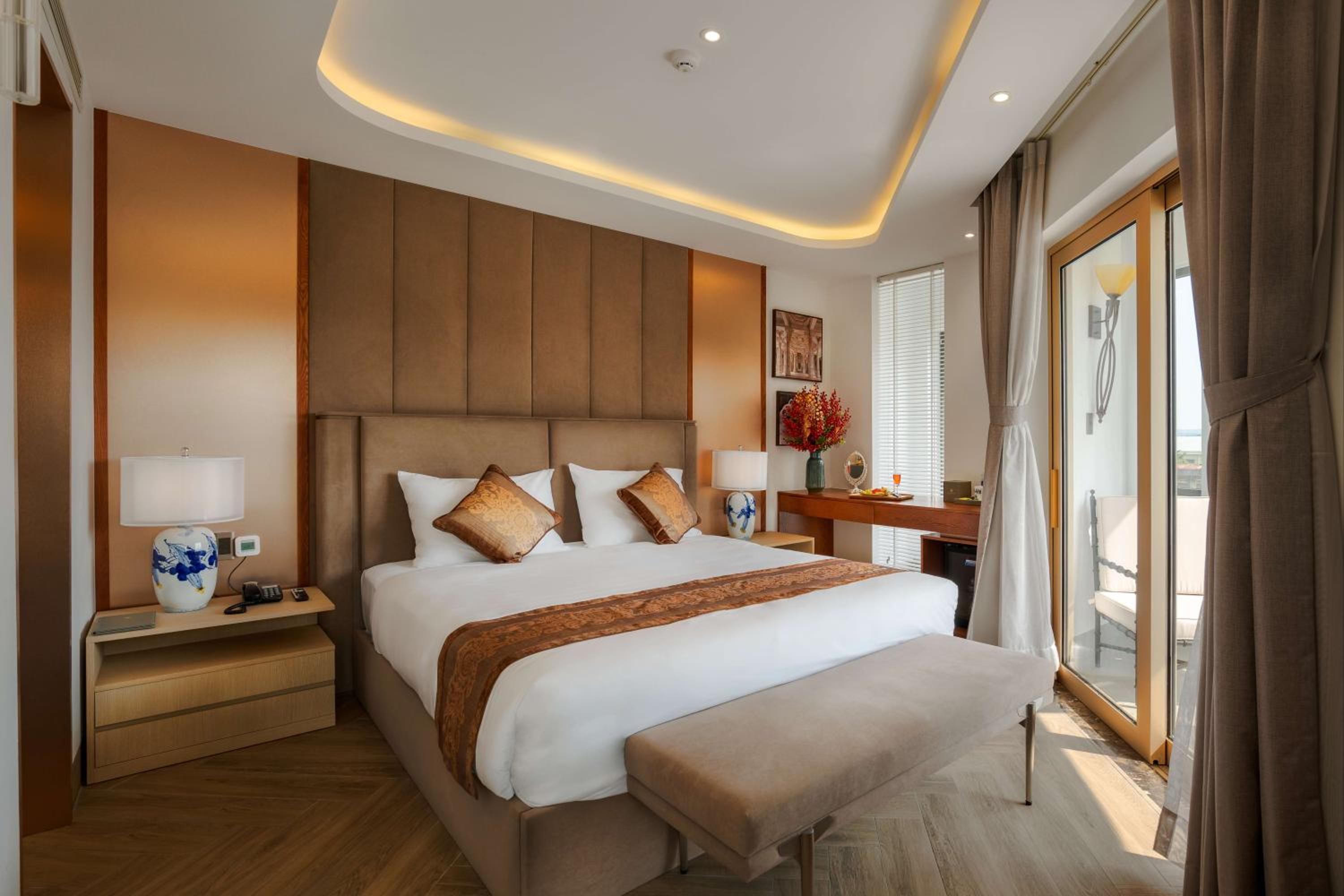 Deluxe King Suite photo 2