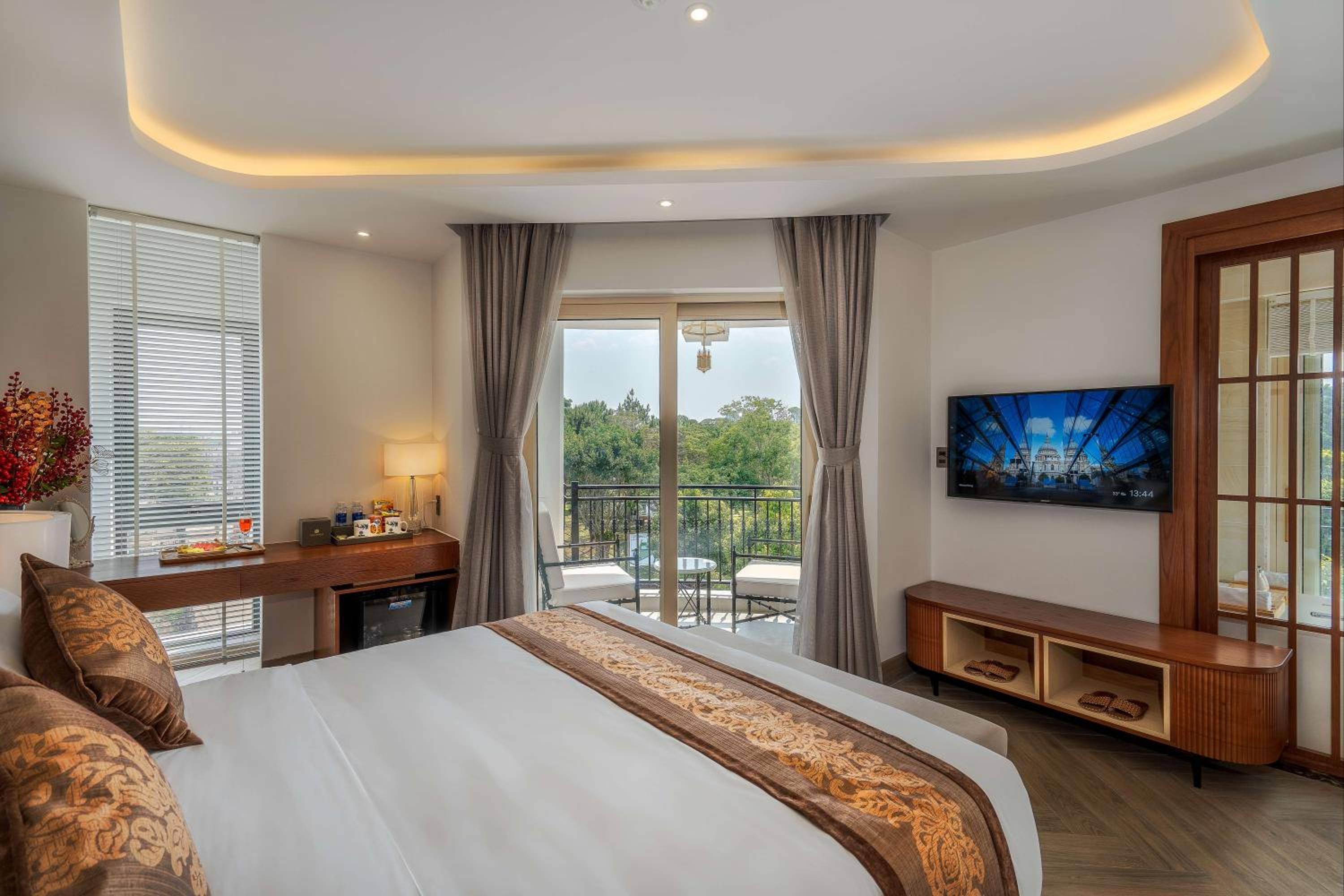 Deluxe King Suite photo 1