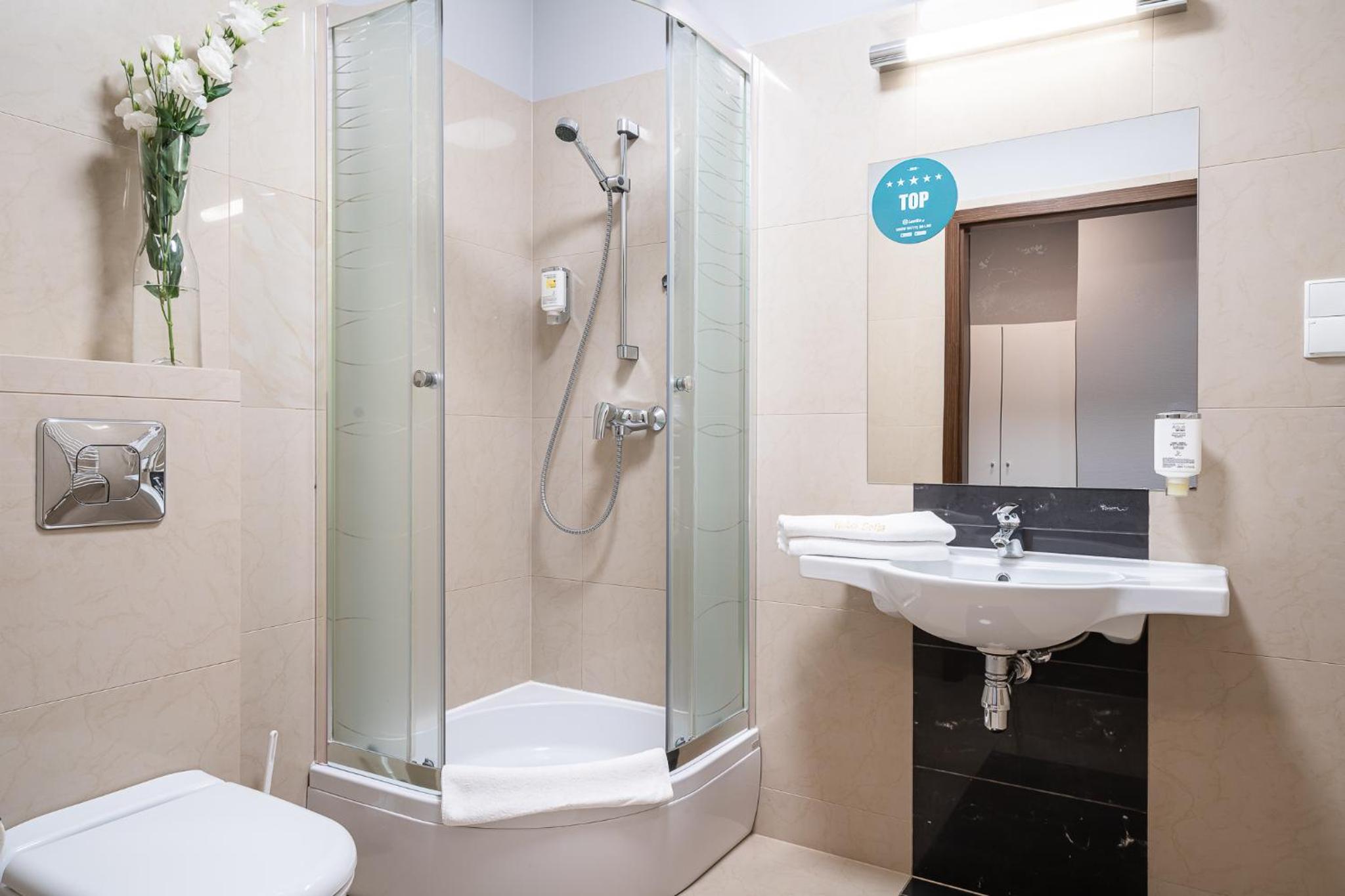 Budget Double Room - Photo 14