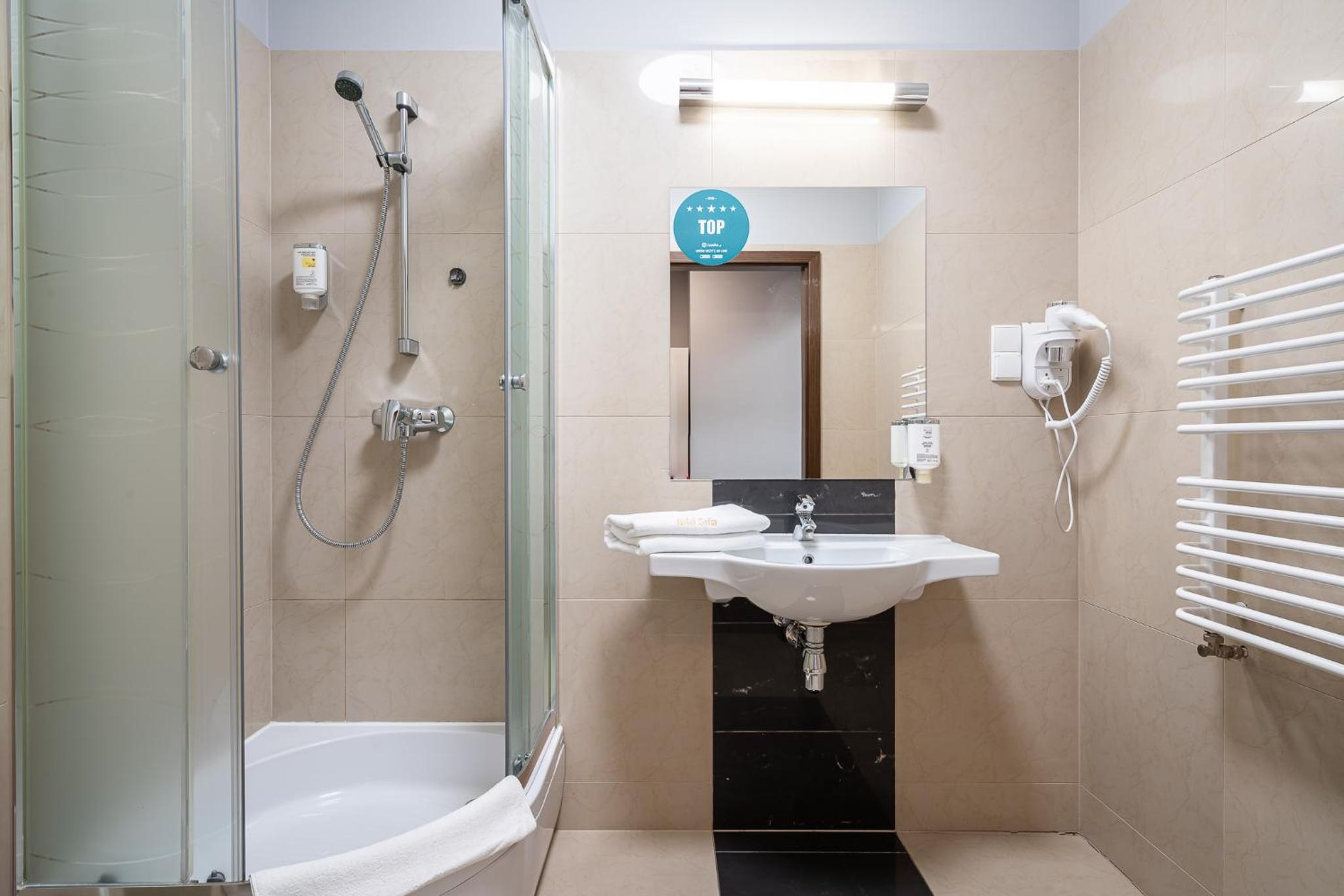 Budget Double Room - Photo 17