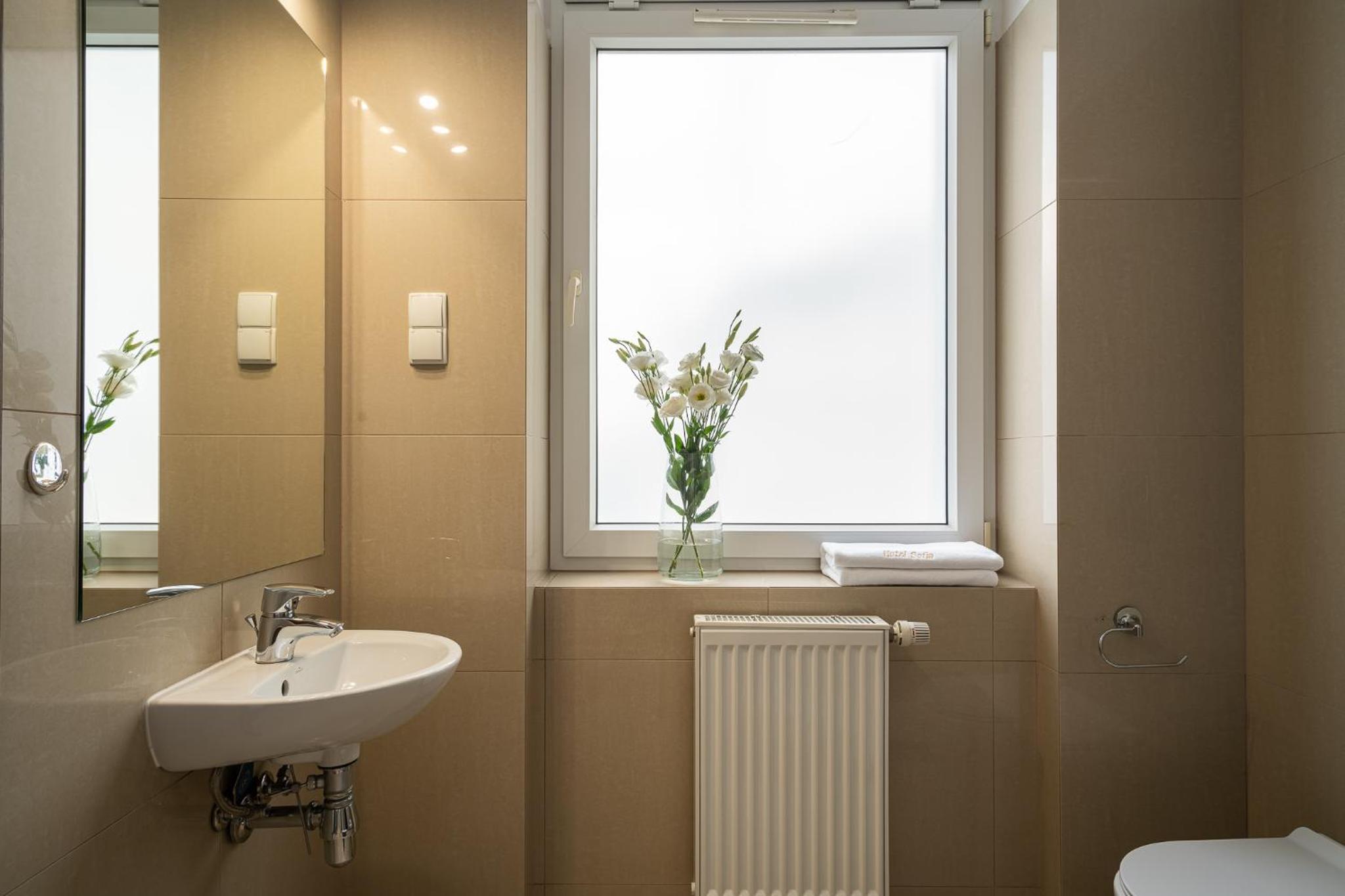 Budget Double Room - Photo 15