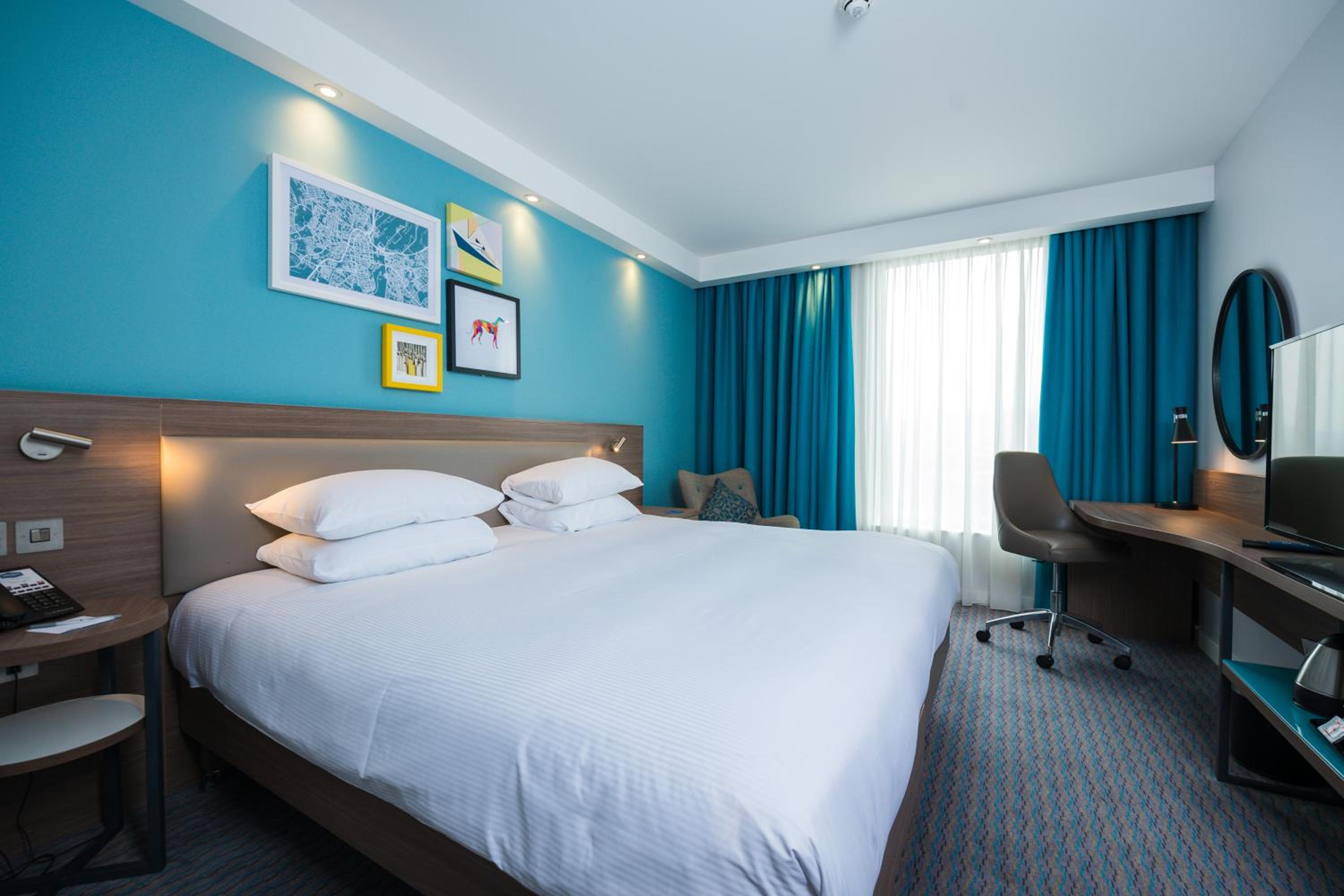 Queen Room - Accessible photo 3