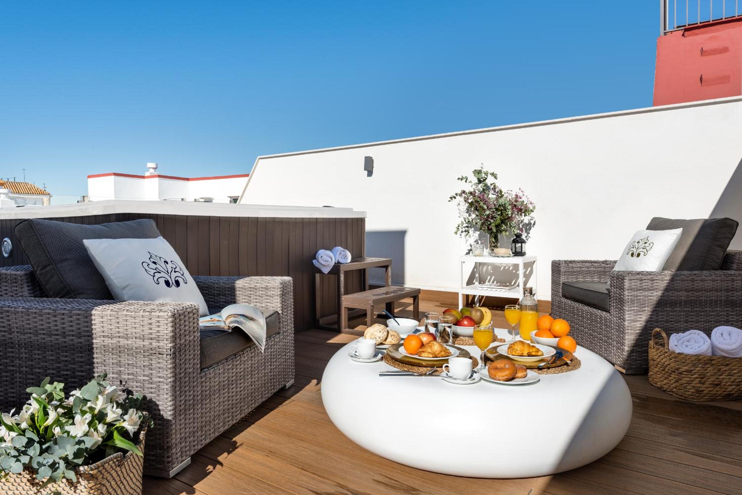 Penthouse Apartment with Terrace and Jacuzzi