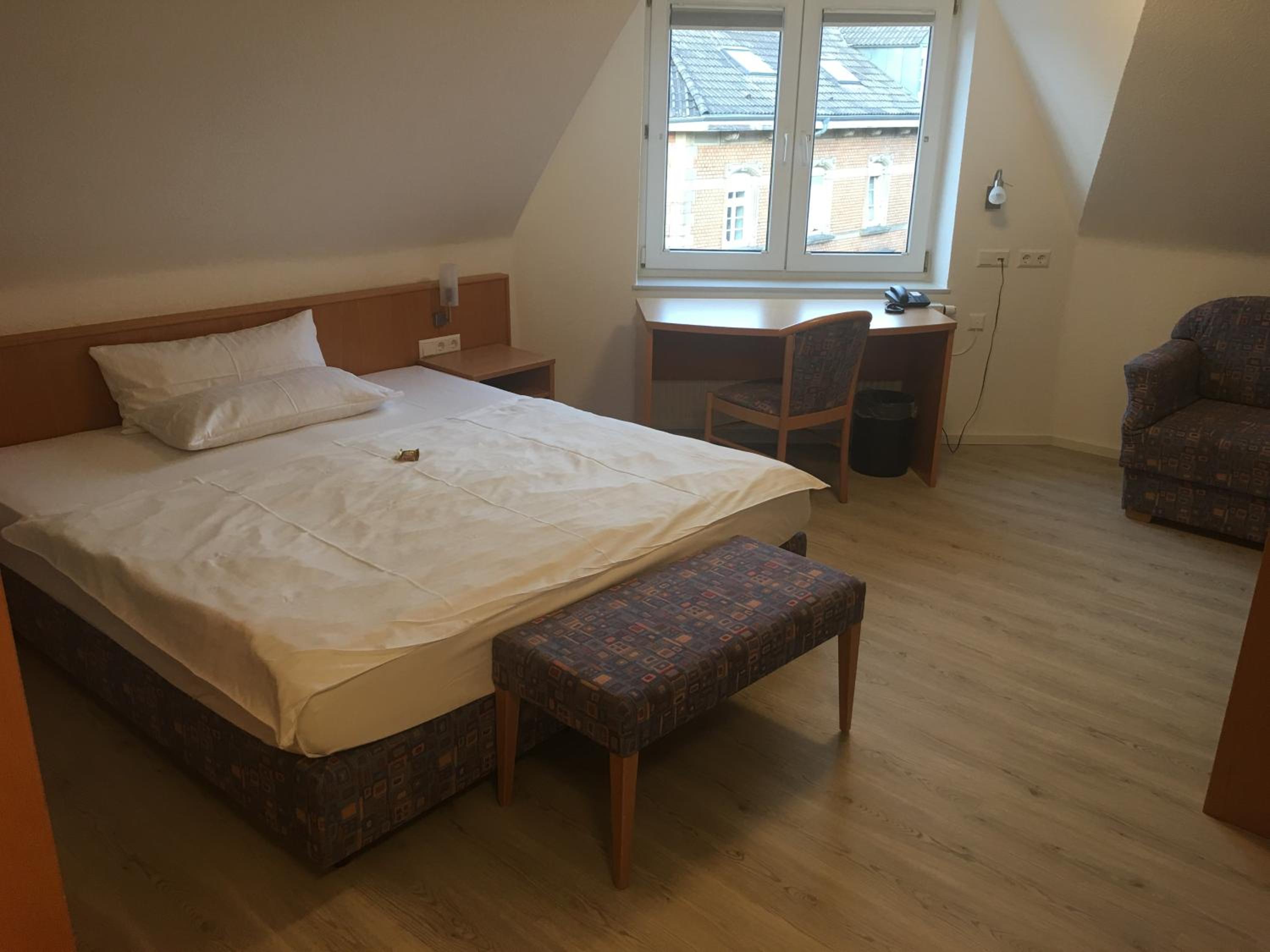 Economy Triple Room photo 2