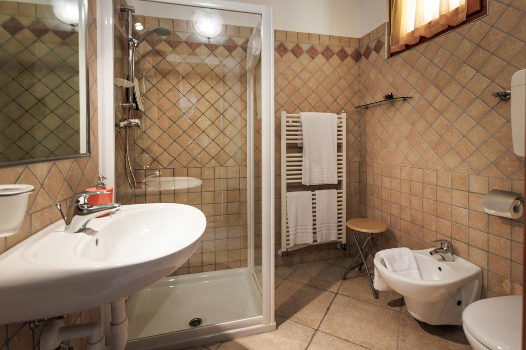 Double Room - Photo 6
