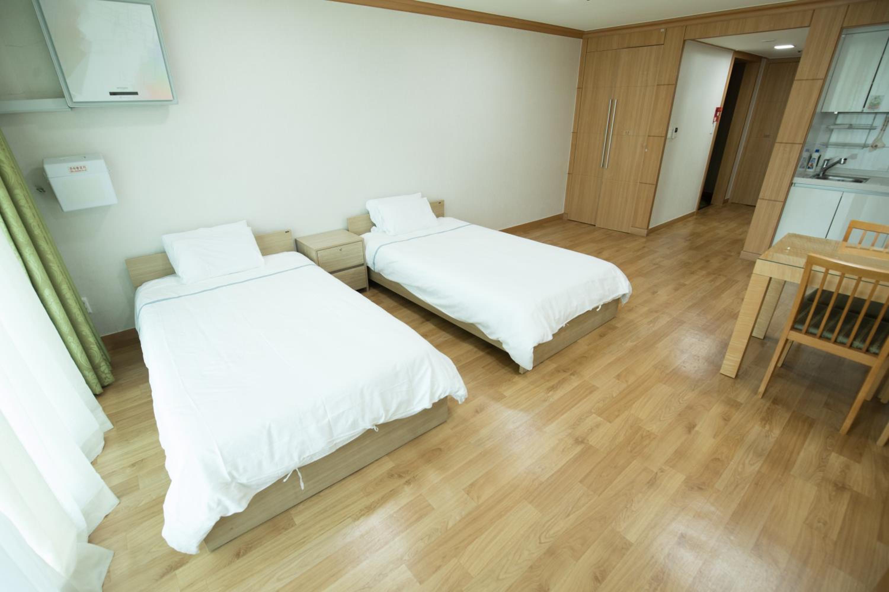 Standard Studio Twin - Tower Condominium