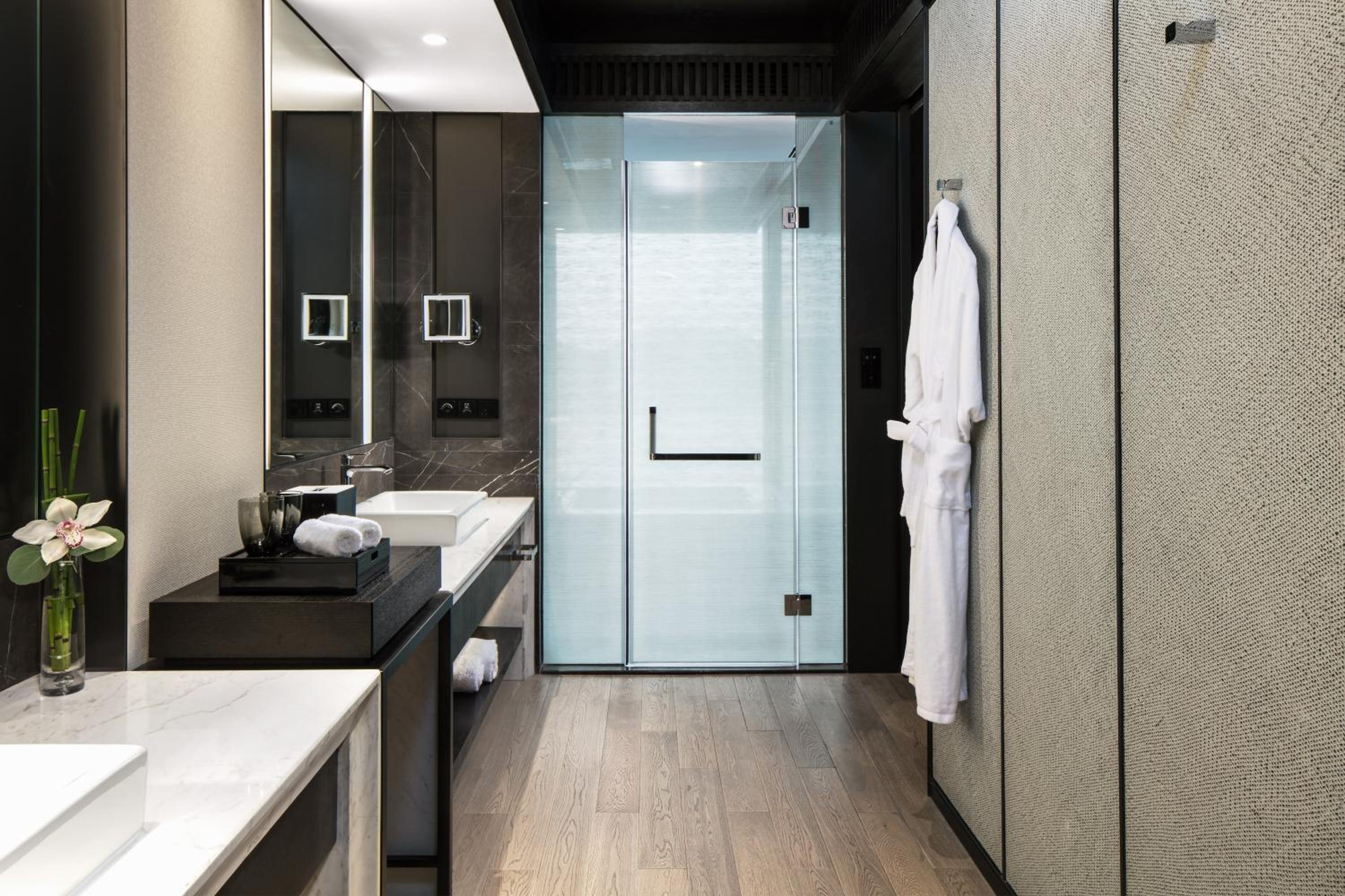 Deluxe Twin Room with Balcony and Lake View photo 1
