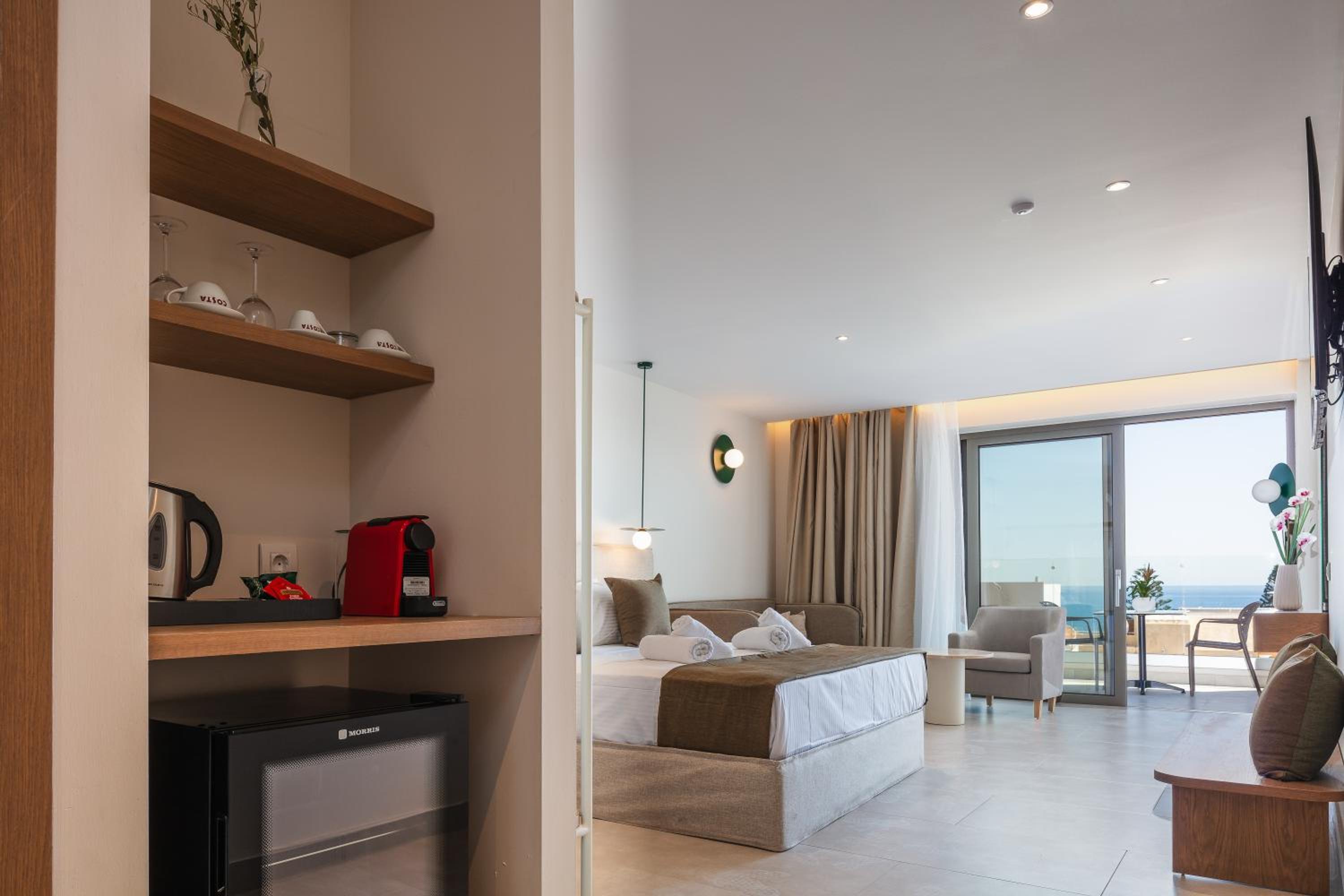 Superior Room with Sea View - Photo 4